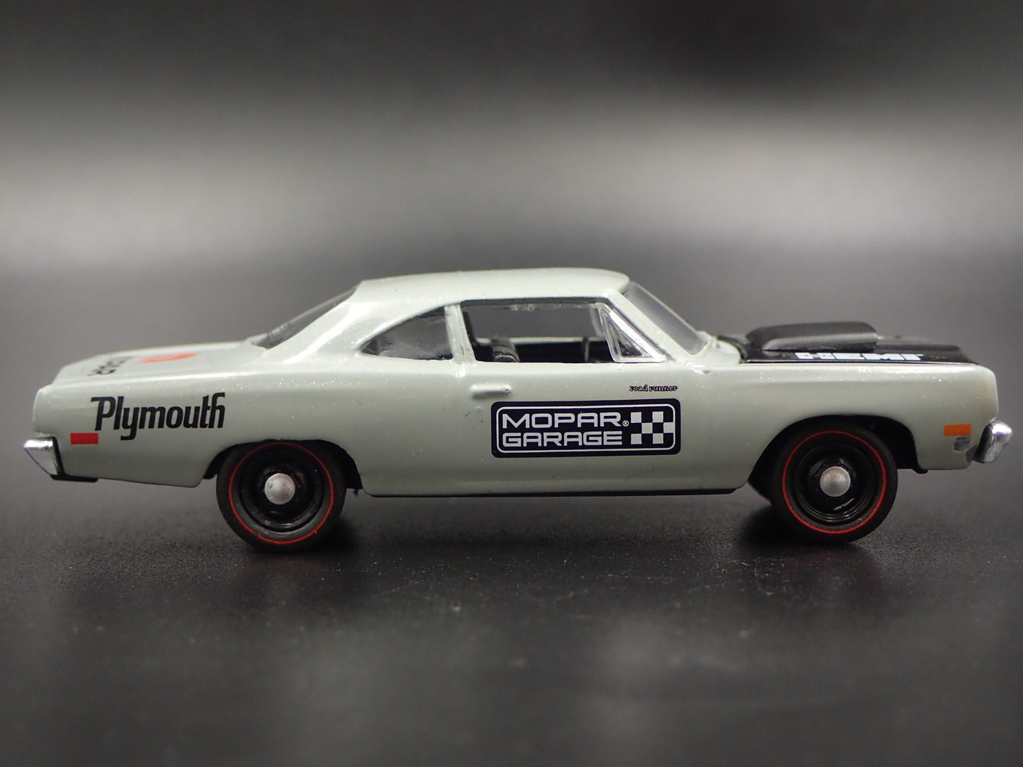 1969 69 PLYMOUTH ROAD RUNNER HEMI MOPAR 1:64 SCALE DIORAMA DIECAST MODEL CAR