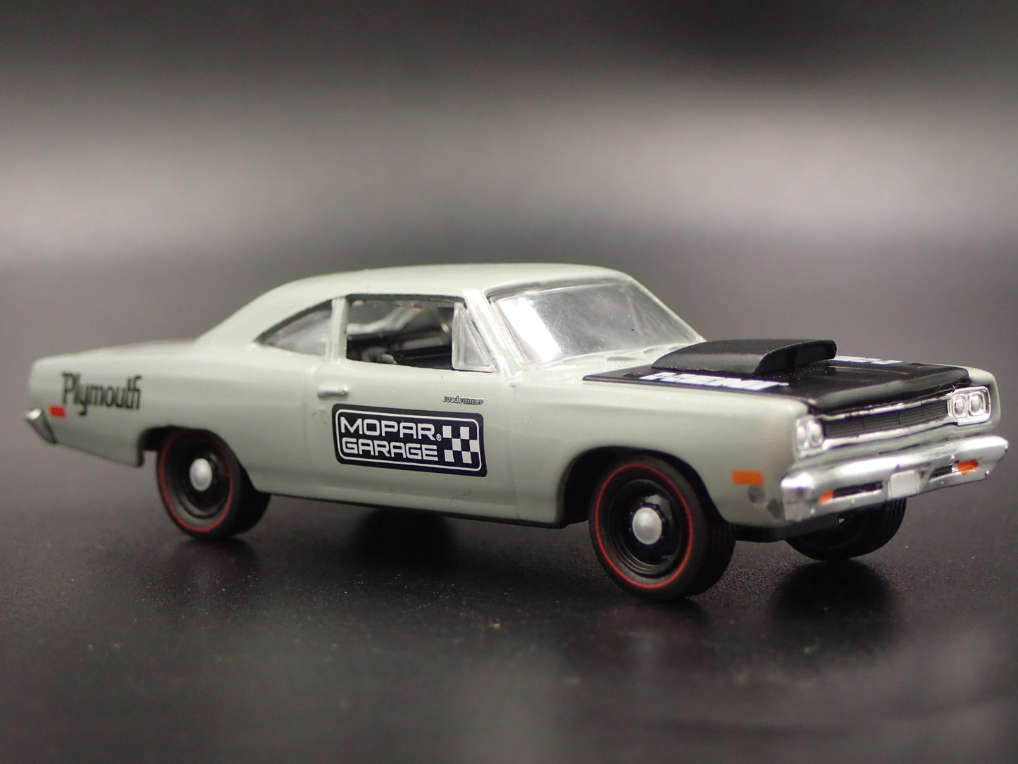 1969 69 PLYMOUTH ROAD RUNNER HEMI MOPAR 1:64 SCALE DIORAMA DIECAST MODEL CAR