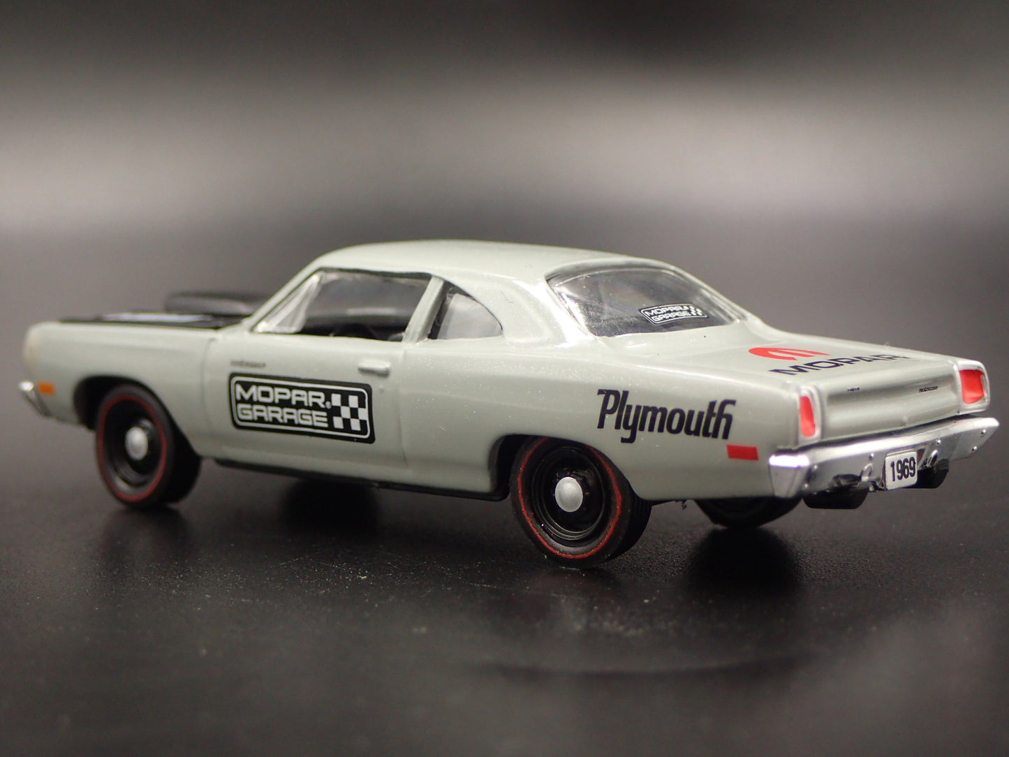 1969 69 PLYMOUTH ROAD RUNNER HEMI MOPAR 1:64 SCALE DIORAMA DIECAST MODEL CAR