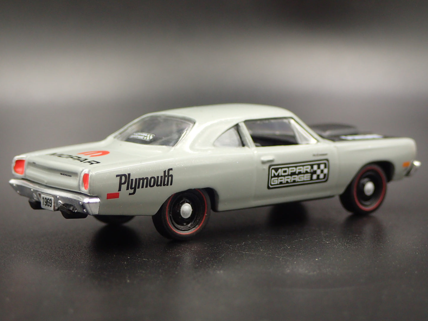 1969 69 PLYMOUTH ROAD RUNNER HEMI MOPAR 1:64 SCALE DIORAMA DIECAST MODEL CAR
