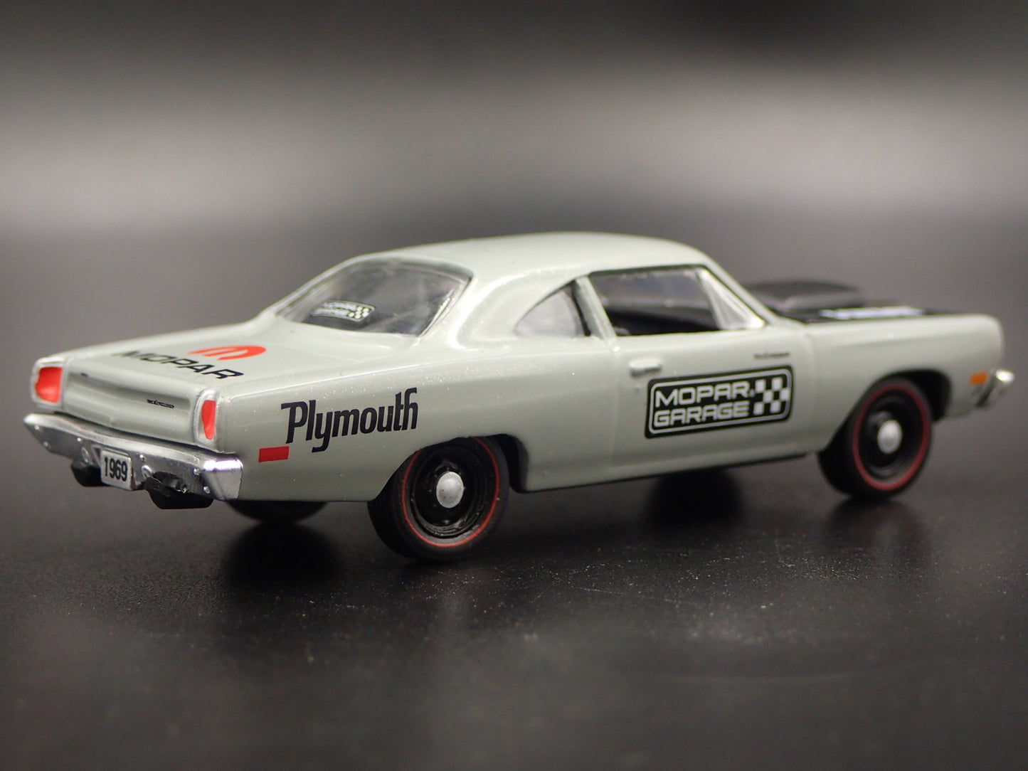 1969 69 PLYMOUTH ROAD RUNNER HEMI MOPAR 1:64 SCALE DIORAMA DIECAST MODEL CAR