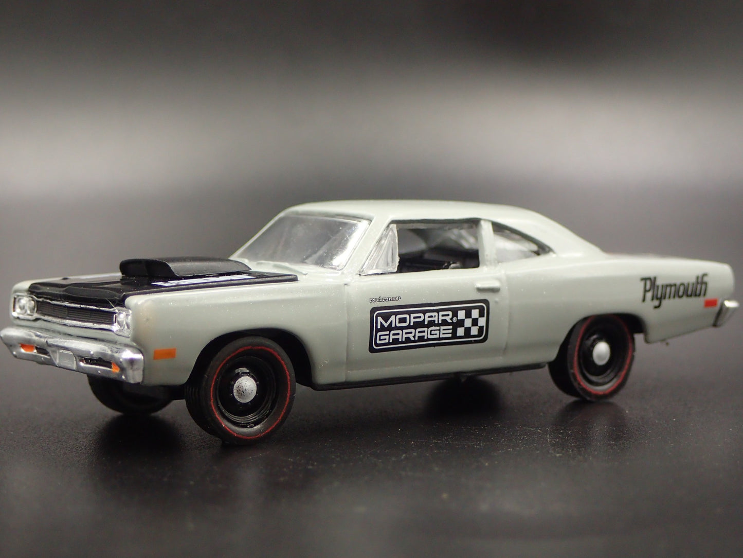 1969 69 PLYMOUTH ROAD RUNNER HEMI MOPAR 1:64 SCALE DIORAMA DIECAST MODEL CAR