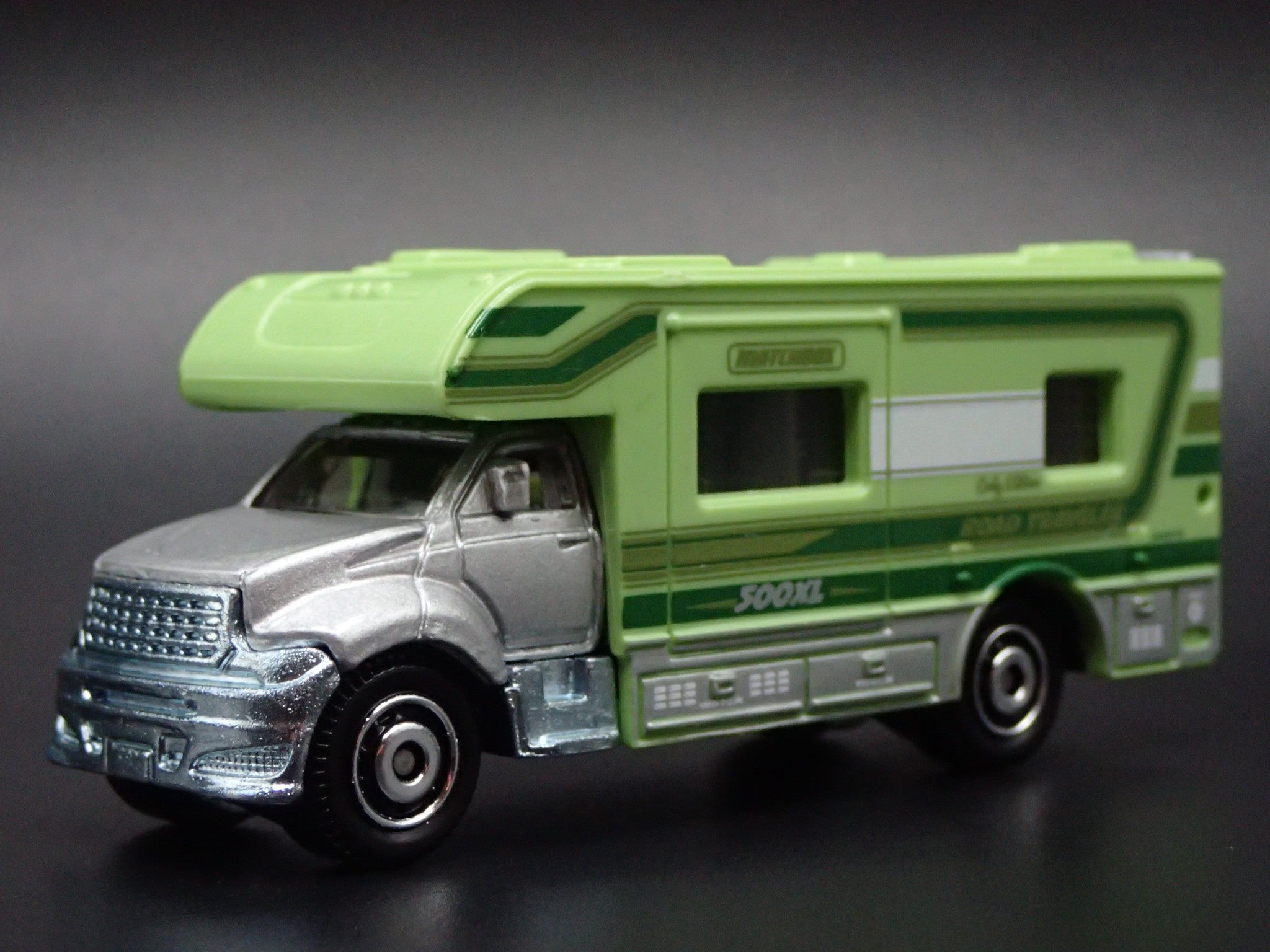 MODERN MOTORHOME RV GREEN 1:64 MB SCALE COLLECTIBLE DIORAMA DIECAST MO ...