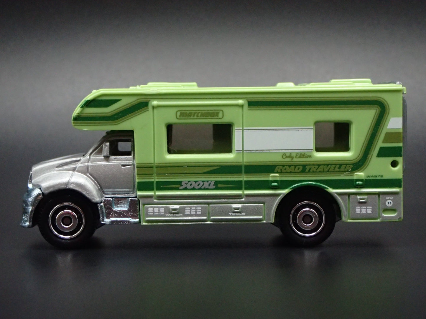 MODERN MOTORHOME RV GREEN 1:64 MB SCALE COLLECTIBLE DIORAMA DIECAST MODEL CAR