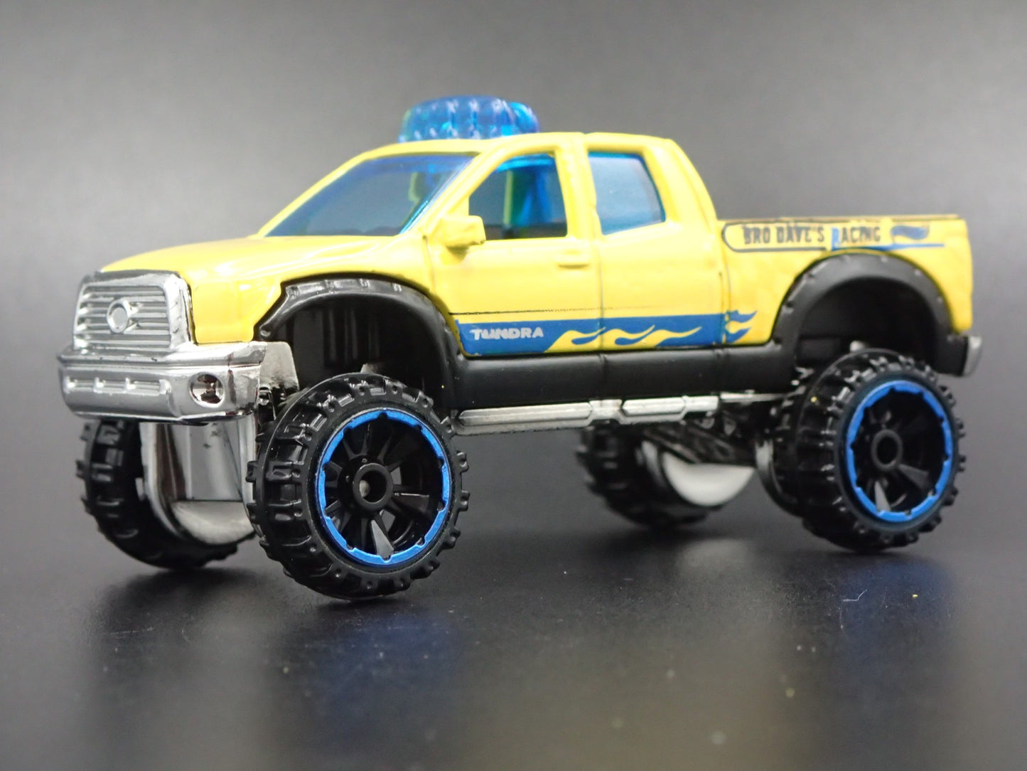 2007-2021 TOYOTA TUNDRA PICKUP TRUCK 4X4 1/64 SCALE DIORAMA DIECAST MODEL CAR