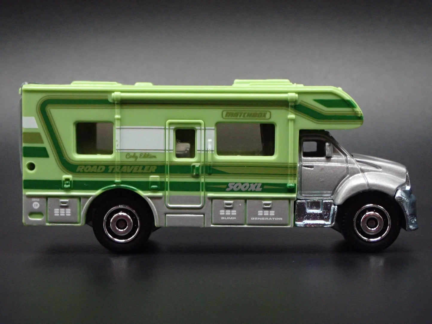 MODERN MOTORHOME RV GREEN 1:64 MB SCALE COLLECTIBLE DIORAMA DIECAST MODEL CAR