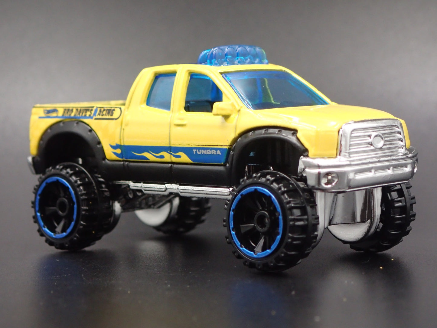 2007-2021 TOYOTA TUNDRA PICKUP TRUCK 4X4 1/64 SCALE DIORAMA DIECAST MODEL CAR