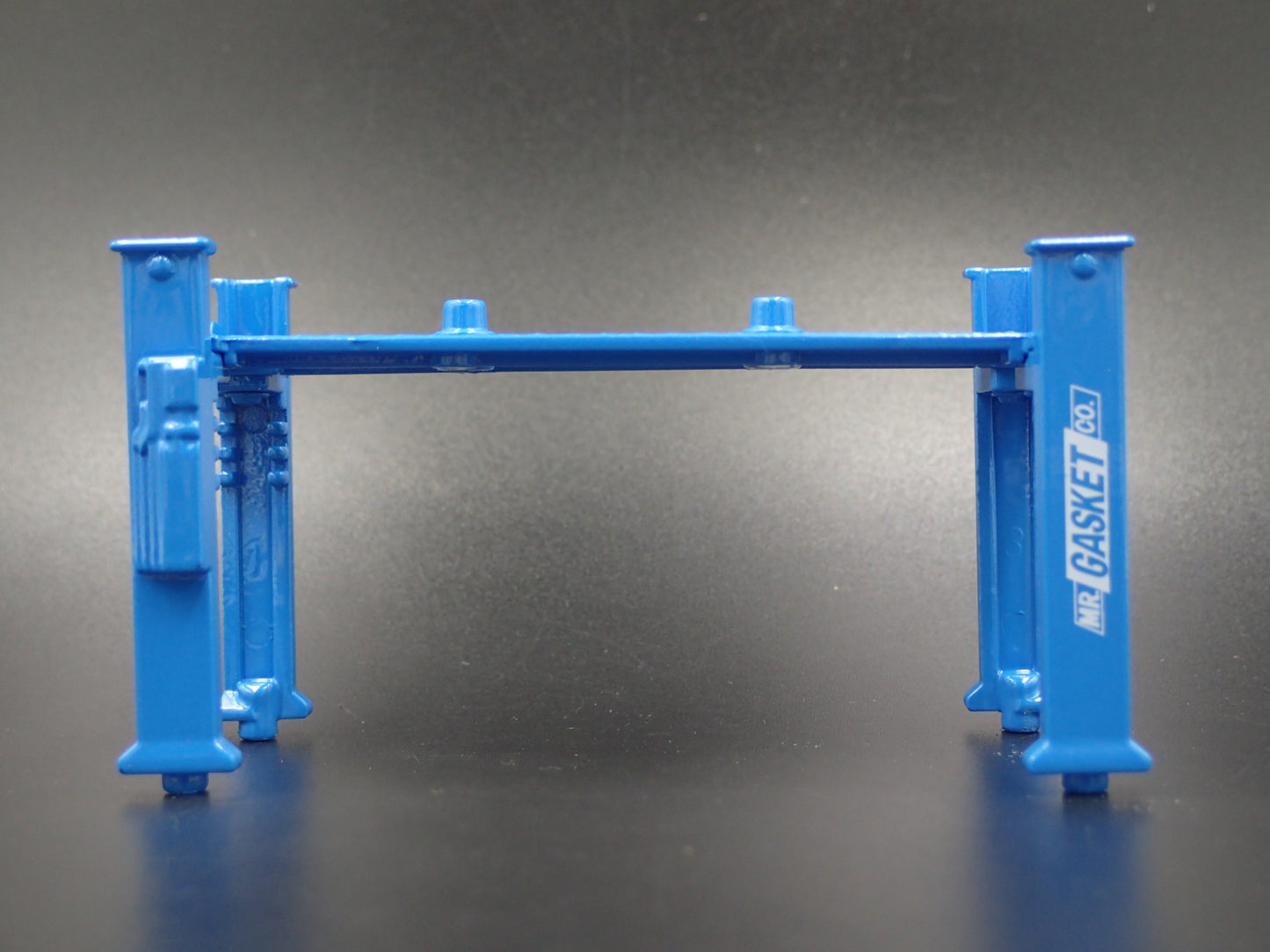 MR GASKET CO 1:64 SCALE AUTO SHOP MECHANIC GARAGE 4 POST CAR LIFT DIECAST MODEL