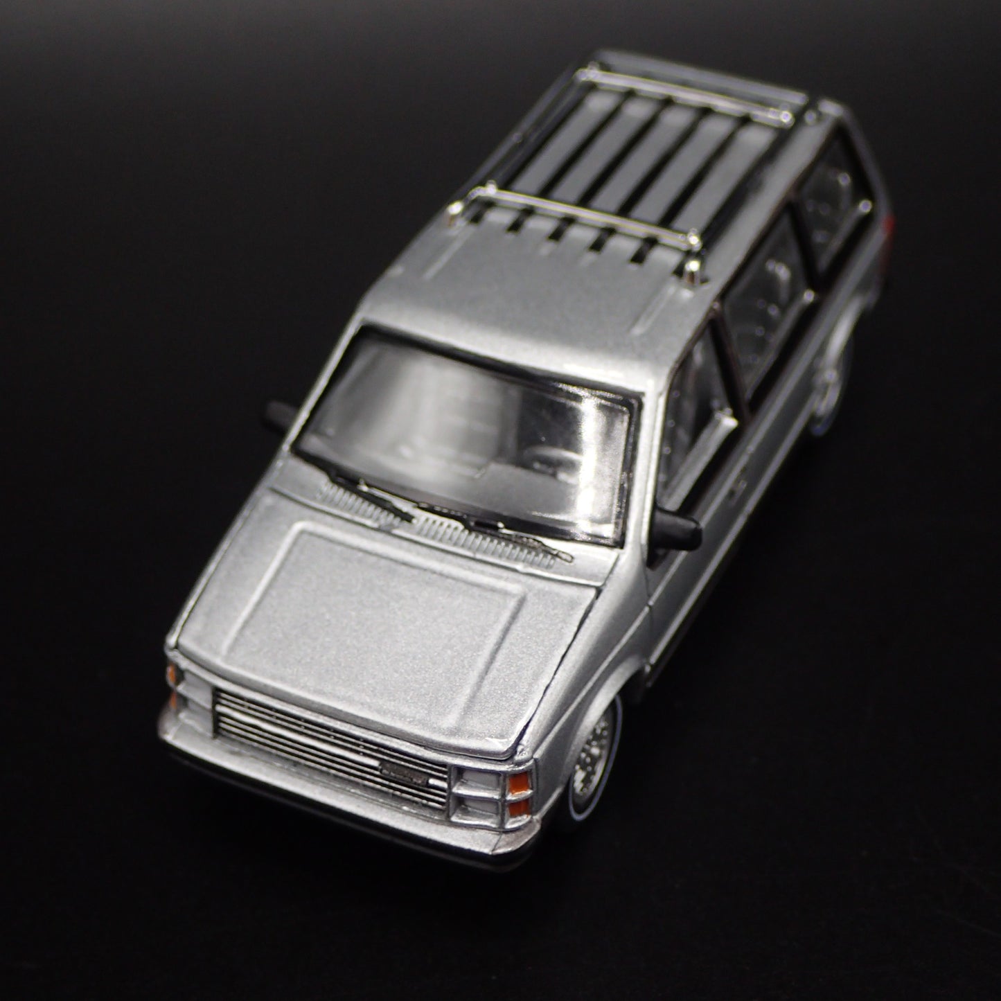 1984-1990 PLYMOUTH VOYAGER MINIVAN CARAVAN  1/64 SCALE DIORAMA DIECAST MODEL CAR