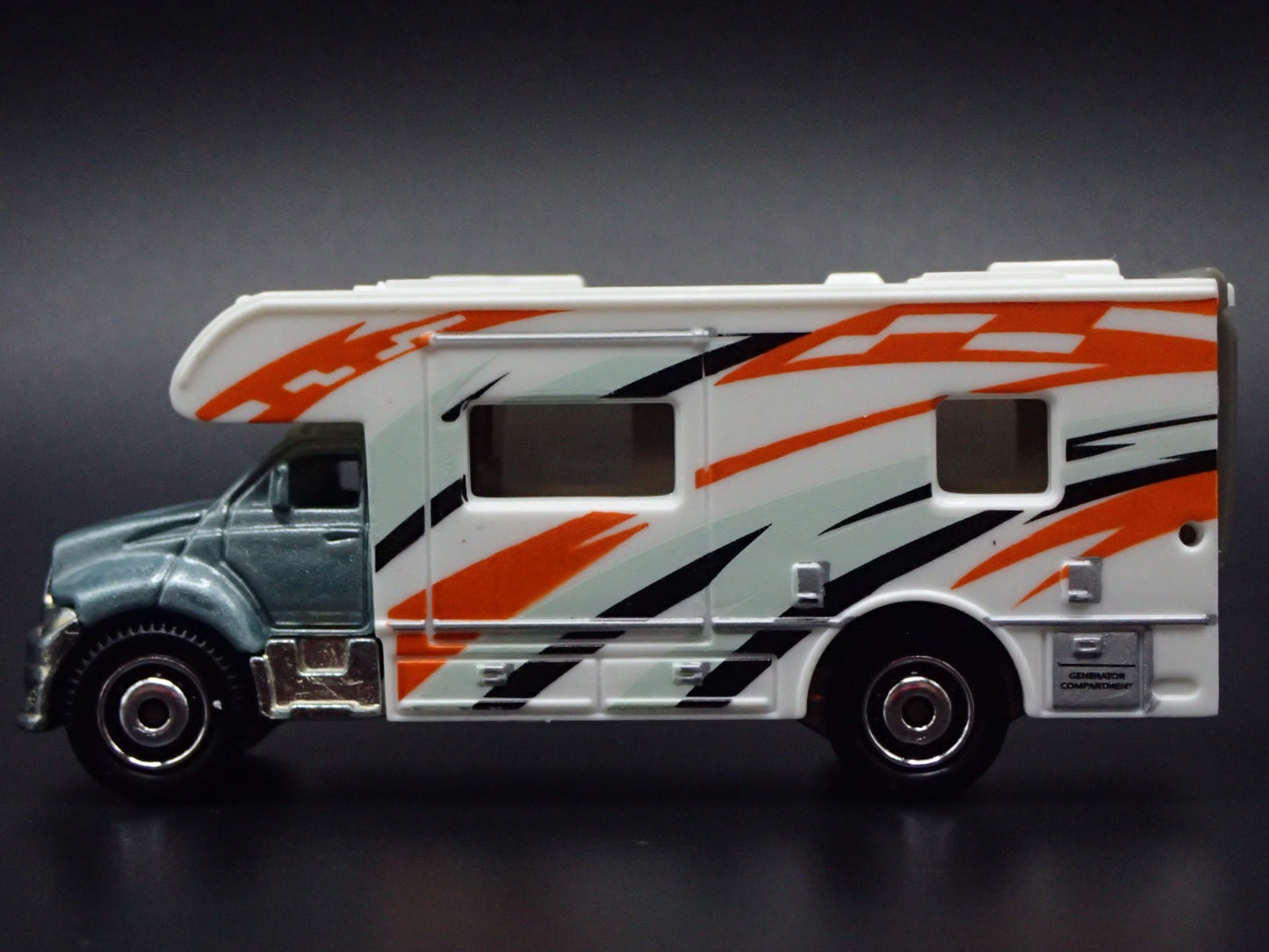 MODERN MOTORHOME RV SILVER 1:64 MB SCALE COLLECTIBLE DIORAMA DIECAST MODEL CAR