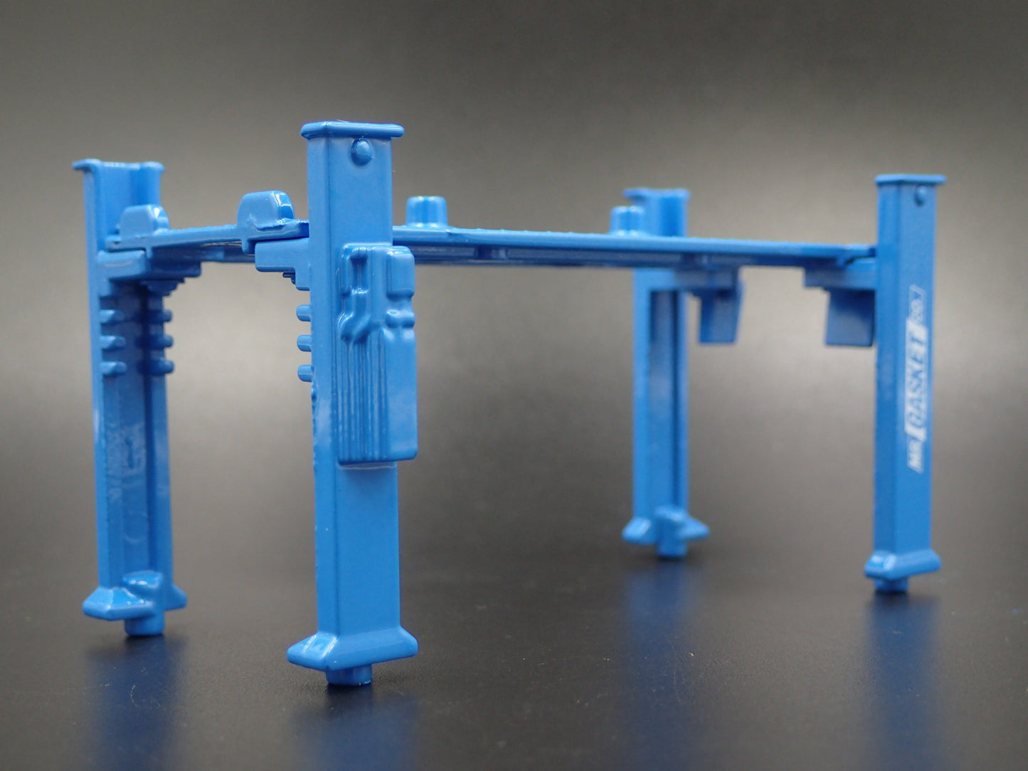 MR GASKET CO 1:64 SCALE AUTO SHOP MECHANIC GARAGE 4 POST CAR LIFT DIECAST MODEL