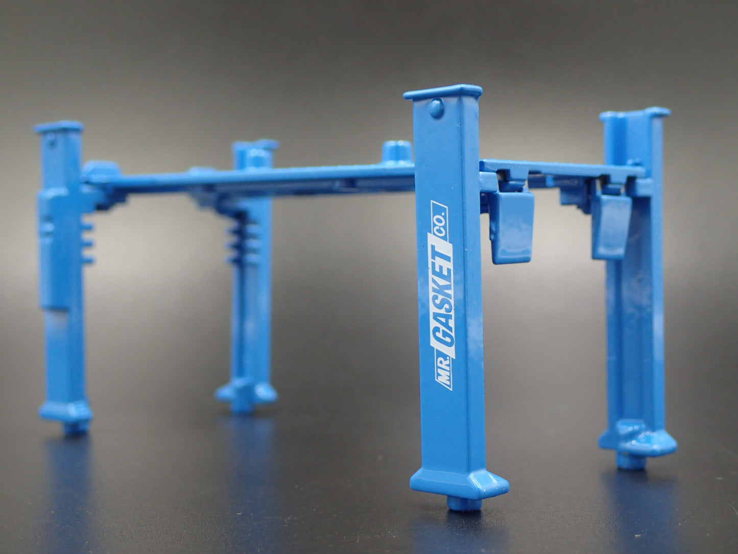 MR GASKET CO 1:64 SCALE AUTO SHOP MECHANIC GARAGE 4 POST CAR LIFT DIECAST MODEL