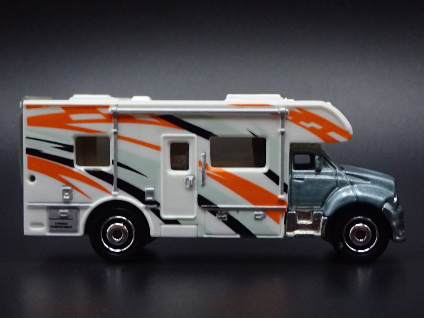 MODERN MOTORHOME RV SILVER 1:64 MB SCALE COLLECTIBLE DIORAMA DIECAST MODEL CAR
