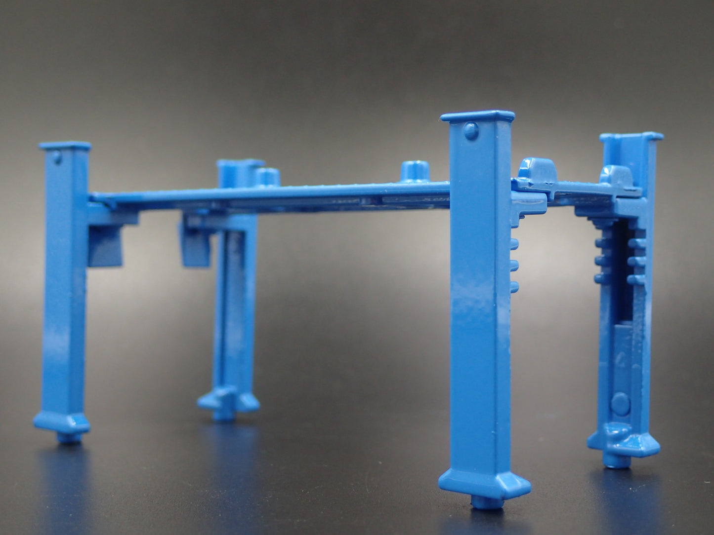 MR GASKET CO 1:64 SCALE AUTO SHOP MECHANIC GARAGE 4 POST CAR LIFT DIECAST MODEL