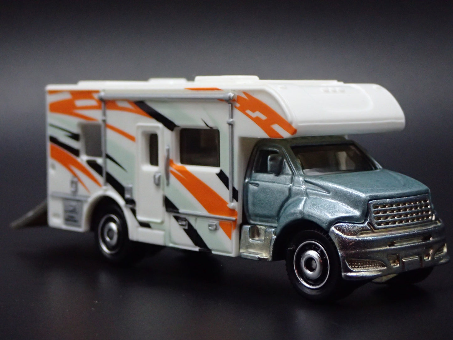 MODERN MOTORHOME RV SILVER 1:64 MB SCALE COLLECTIBLE DIORAMA DIECAST MODEL CAR