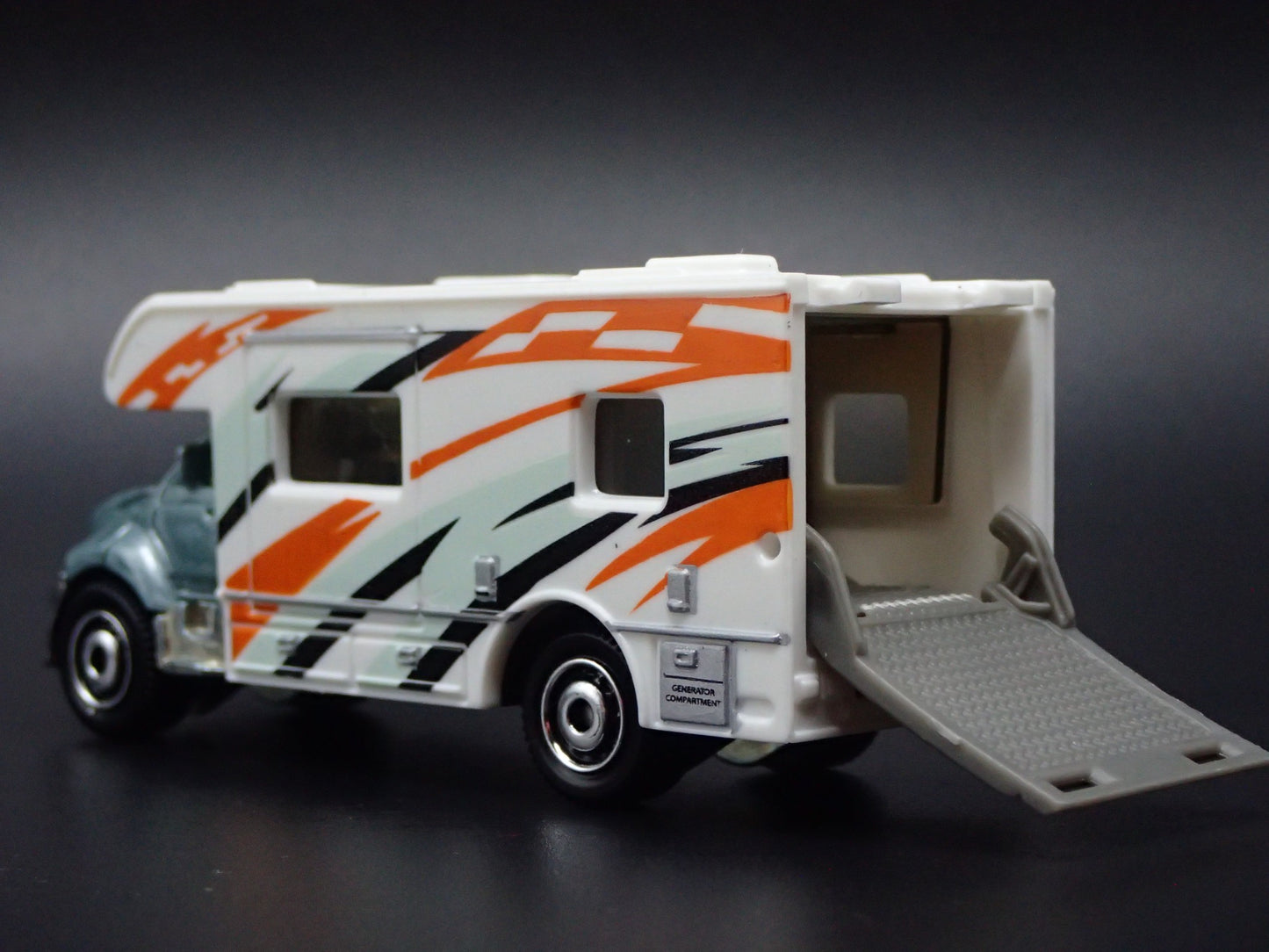 MODERN MOTORHOME RV SILVER 1:64 MB SCALE COLLECTIBLE DIORAMA DIECAST MODEL CAR