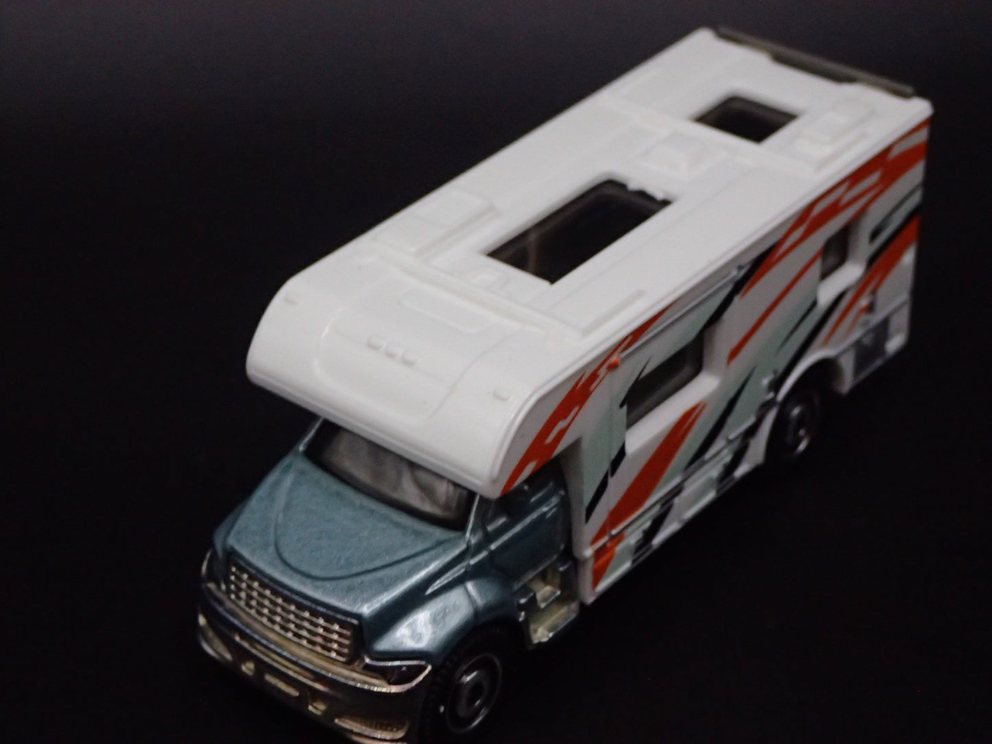 MODERN MOTORHOME RV SILVER 1:64 MB SCALE COLLECTIBLE DIORAMA DIECAST MODEL CAR