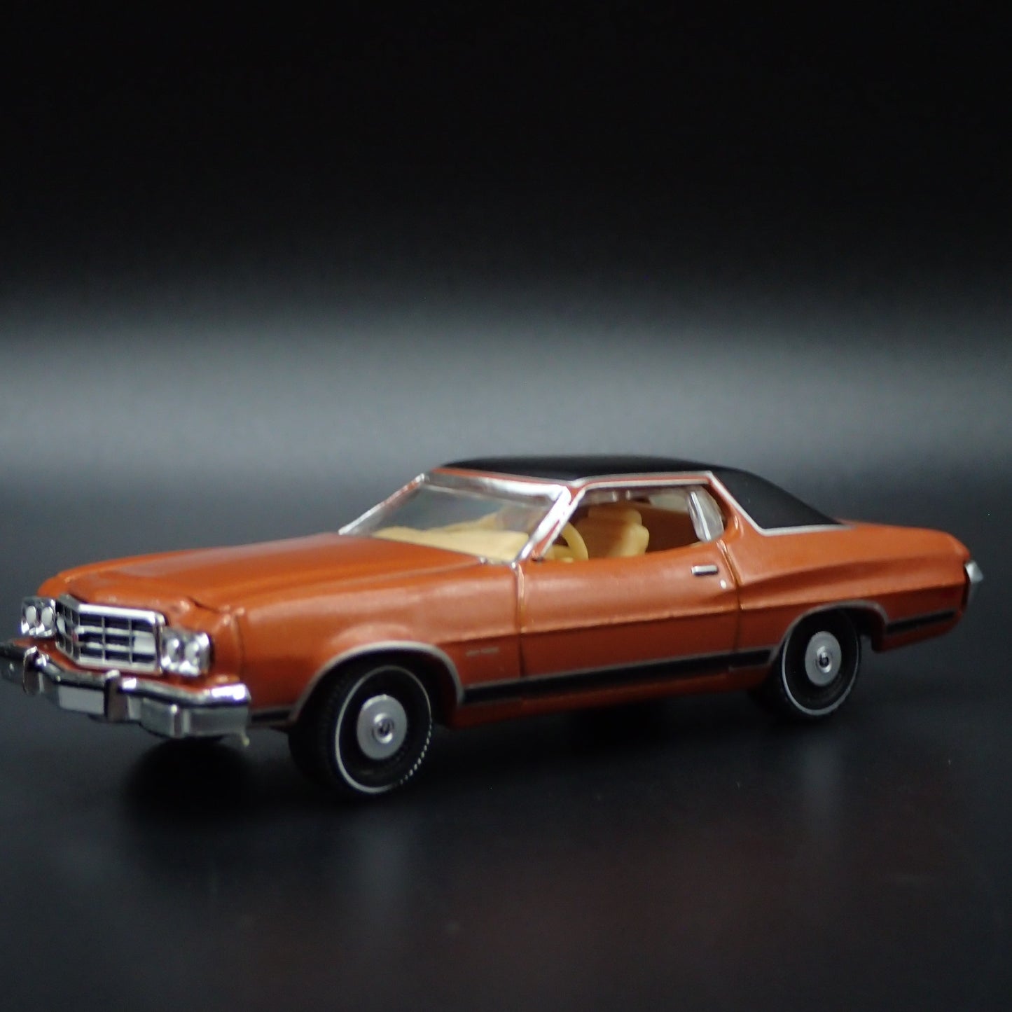 1973 73 FORD GRAN TORINO 1:64 SCALE COLLECTIBLE DIORAMA DIECAST MODEL CAR