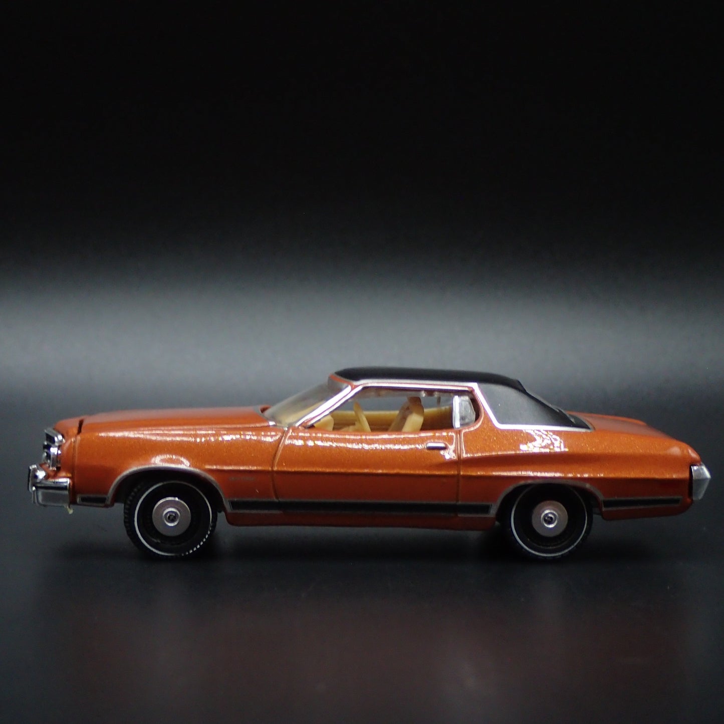 1973 73 FORD GRAN TORINO 1:64 SCALE COLLECTIBLE DIORAMA DIECAST MODEL CAR