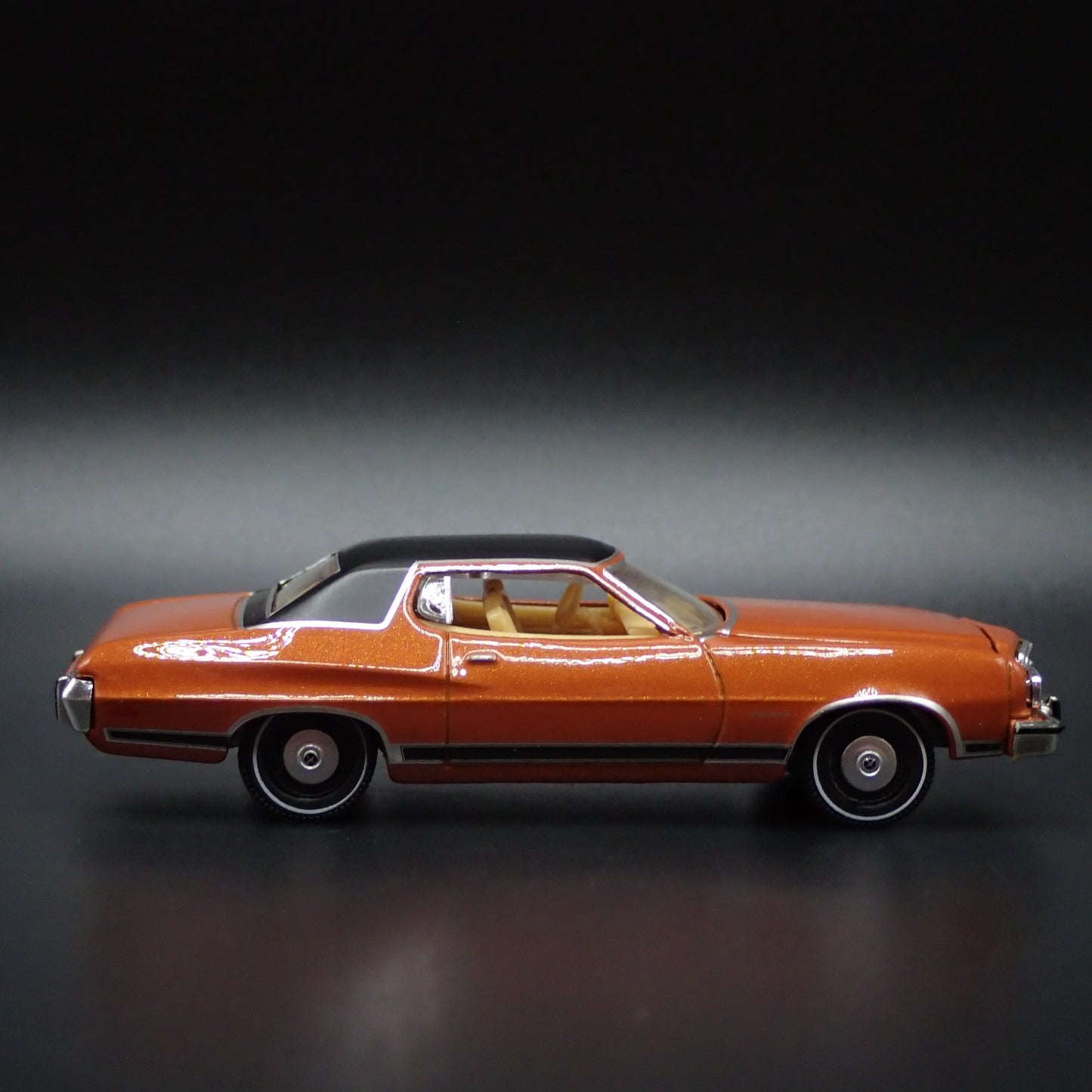 1973 73 FORD GRAN TORINO 1:64 SCALE COLLECTIBLE DIORAMA DIECAST MODEL CAR