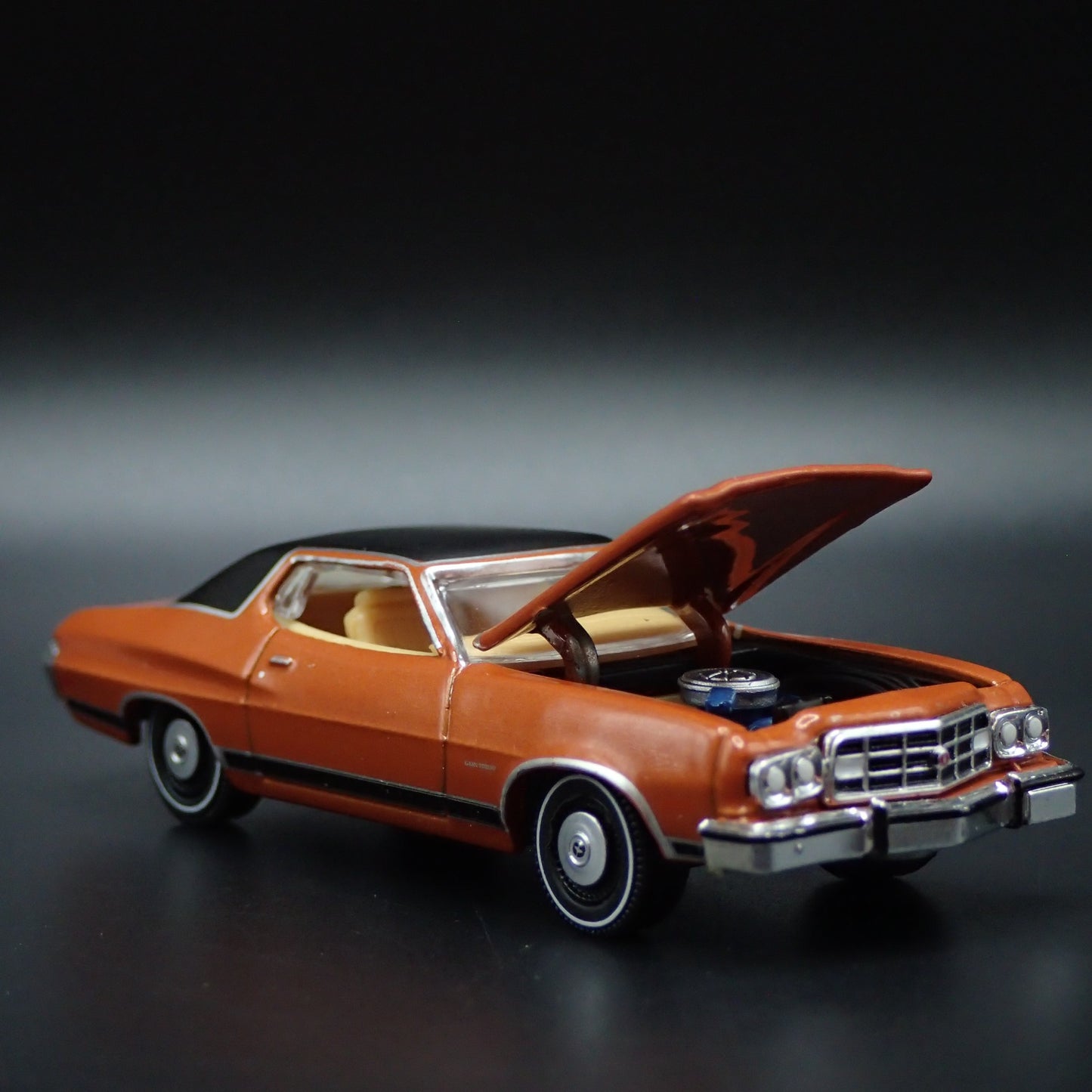 1973 73 FORD GRAN TORINO 1:64 SCALE COLLECTIBLE DIORAMA DIECAST MODEL CAR