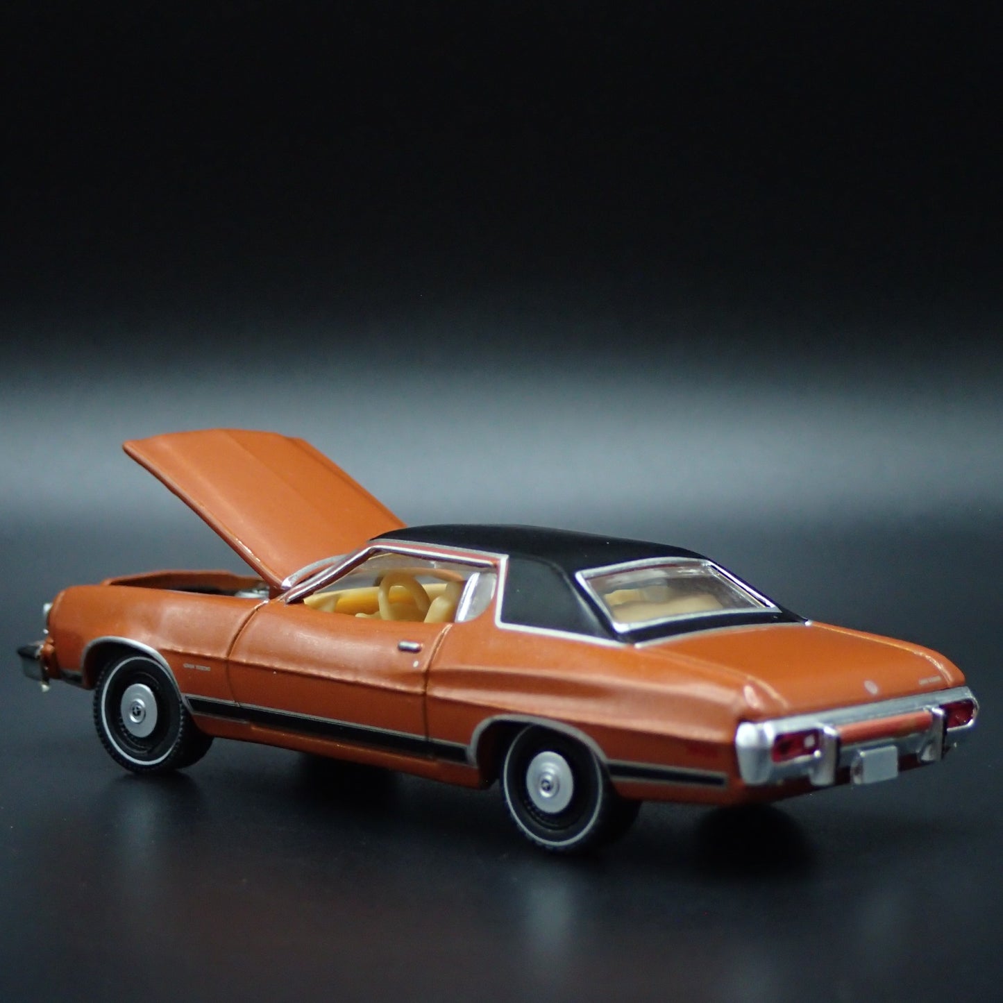 1973 73 FORD GRAN TORINO 1:64 SCALE COLLECTIBLE DIORAMA DIECAST MODEL CAR