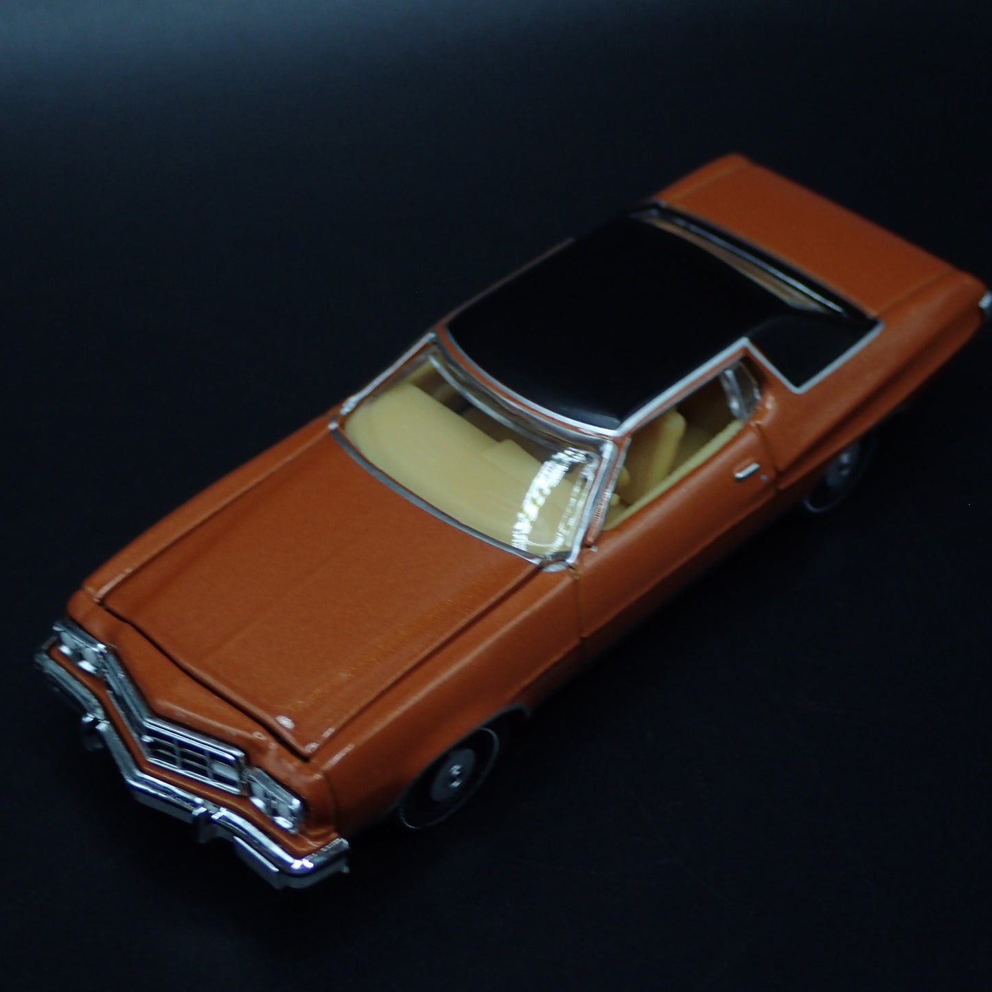 1973 73 FORD GRAN TORINO 1:64 SCALE COLLECTIBLE DIORAMA DIECAST MODEL CAR