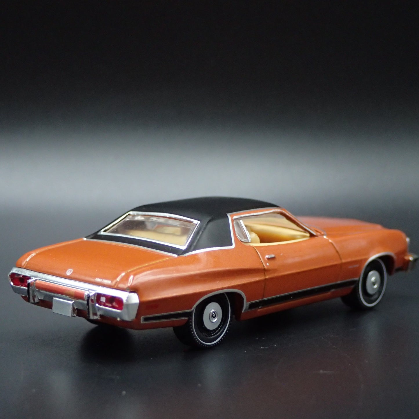 1973 73 FORD GRAN TORINO 1:64 SCALE COLLECTIBLE DIORAMA DIECAST MODEL CAR