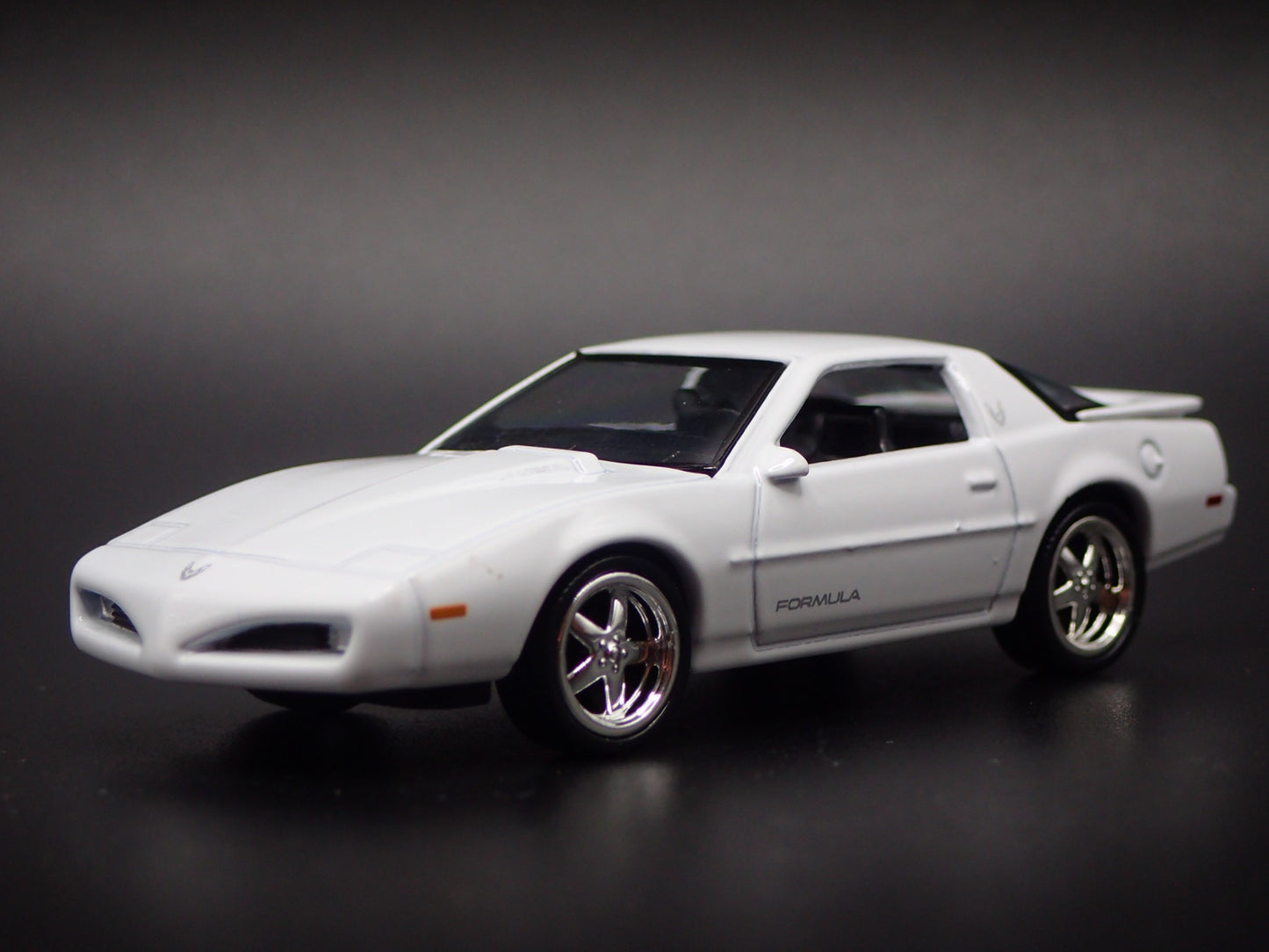 1992 92 PONTIAC FIREBIRD FORMULA WHITE 1:64 SCALE DIORAMA DIECAST MODEL CAR