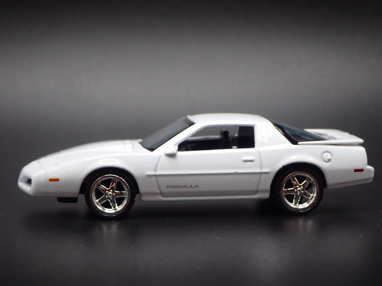 1992 92 PONTIAC FIREBIRD FORMULA WHITE 1:64 SCALE DIORAMA DIECAST MODEL CAR