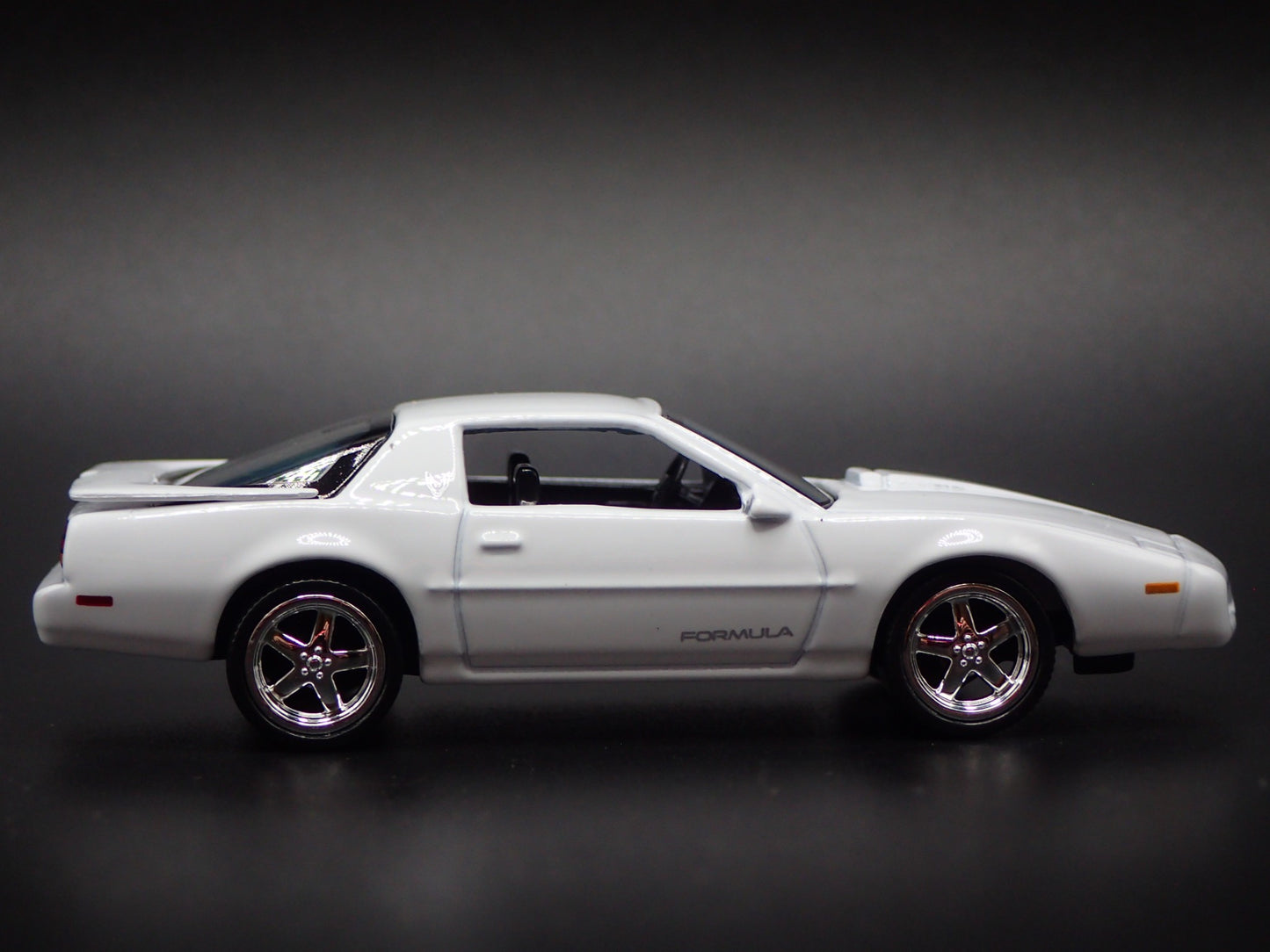 1992 92 PONTIAC FIREBIRD FORMULA WHITE 1:64 SCALE DIORAMA DIECAST MODEL CAR