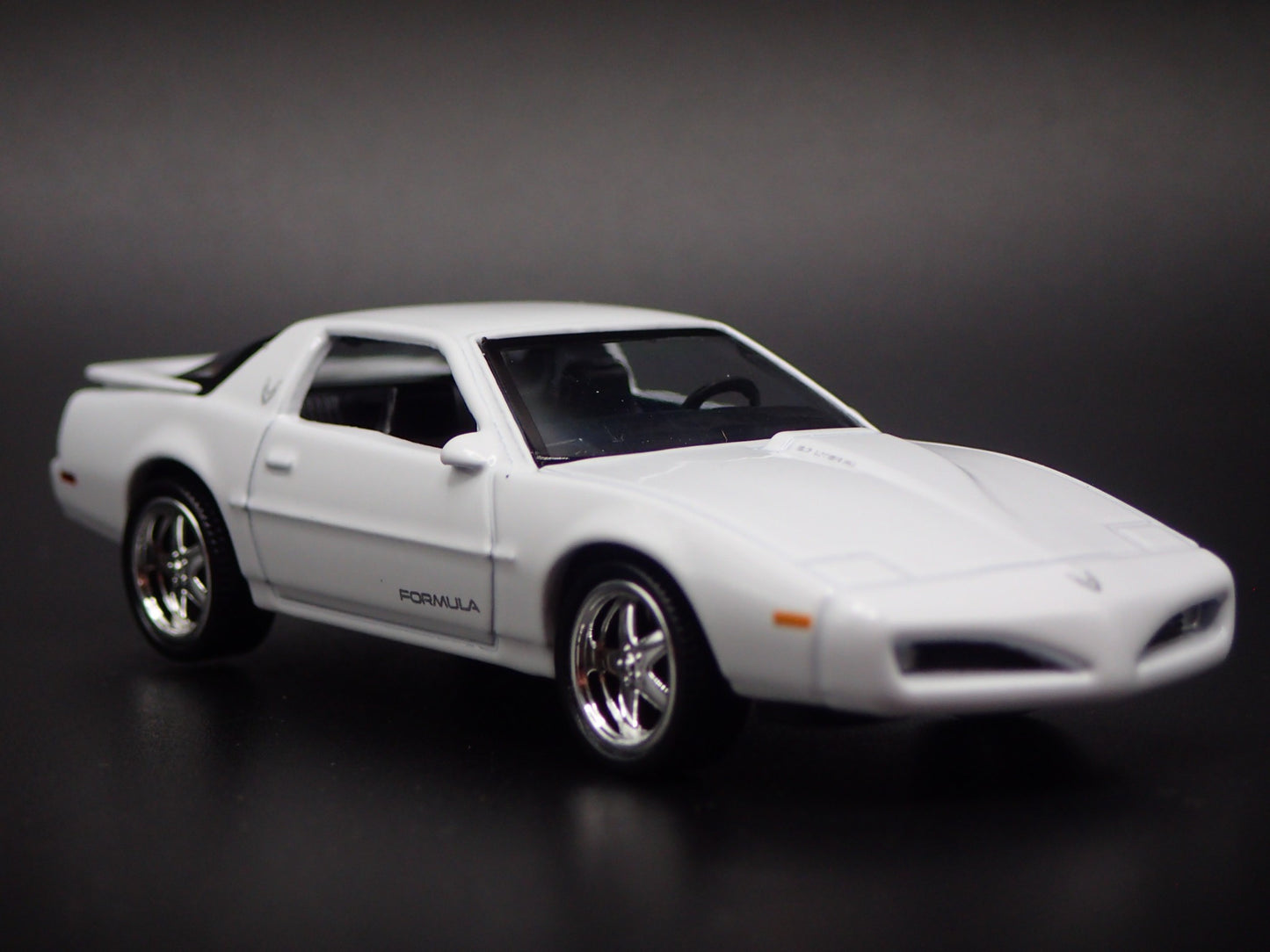 1992 92 PONTIAC FIREBIRD FORMULA WHITE 1:64 SCALE DIORAMA DIECAST MODEL CAR