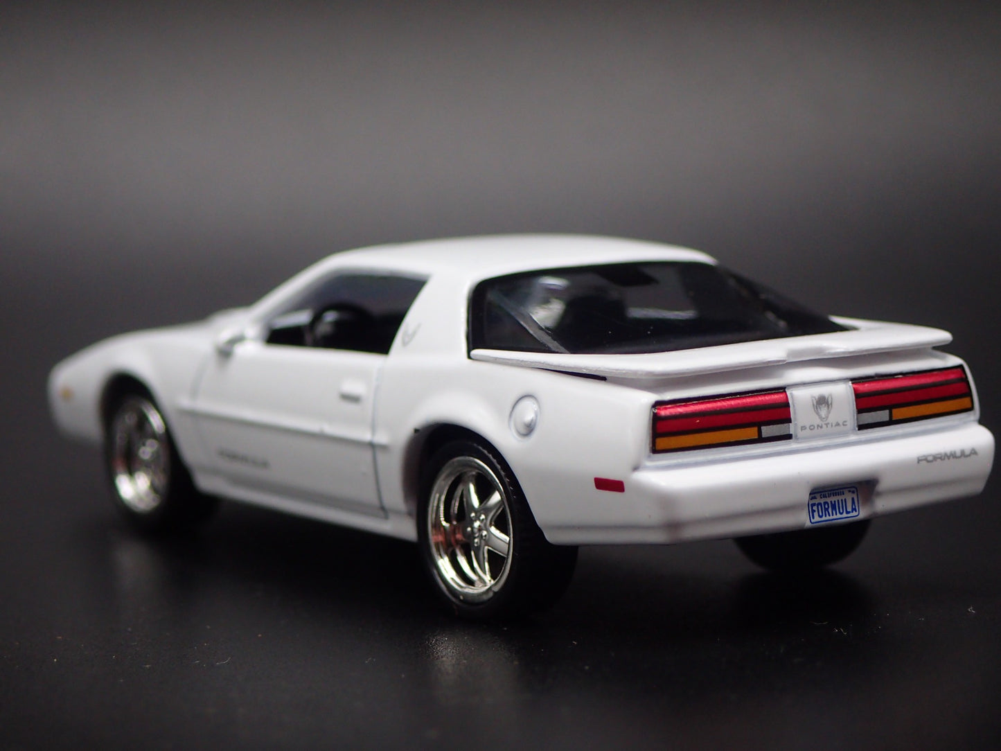 1992 92 PONTIAC FIREBIRD FORMULA WHITE 1:64 SCALE DIORAMA DIECAST MODEL CAR