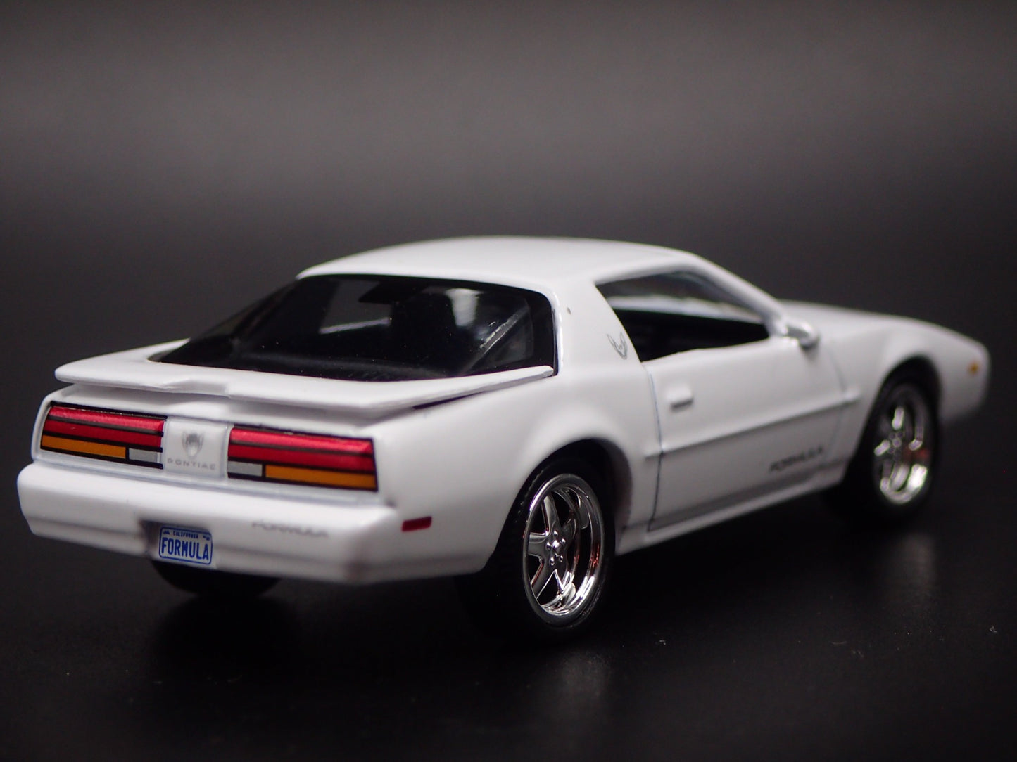 1992 92 PONTIAC FIREBIRD FORMULA WHITE 1:64 SCALE DIORAMA DIECAST MODEL CAR