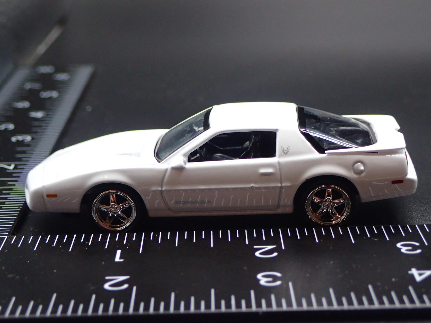 1992 92 PONTIAC FIREBIRD FORMULA WHITE 1:64 SCALE DIORAMA DIECAST MODEL CAR