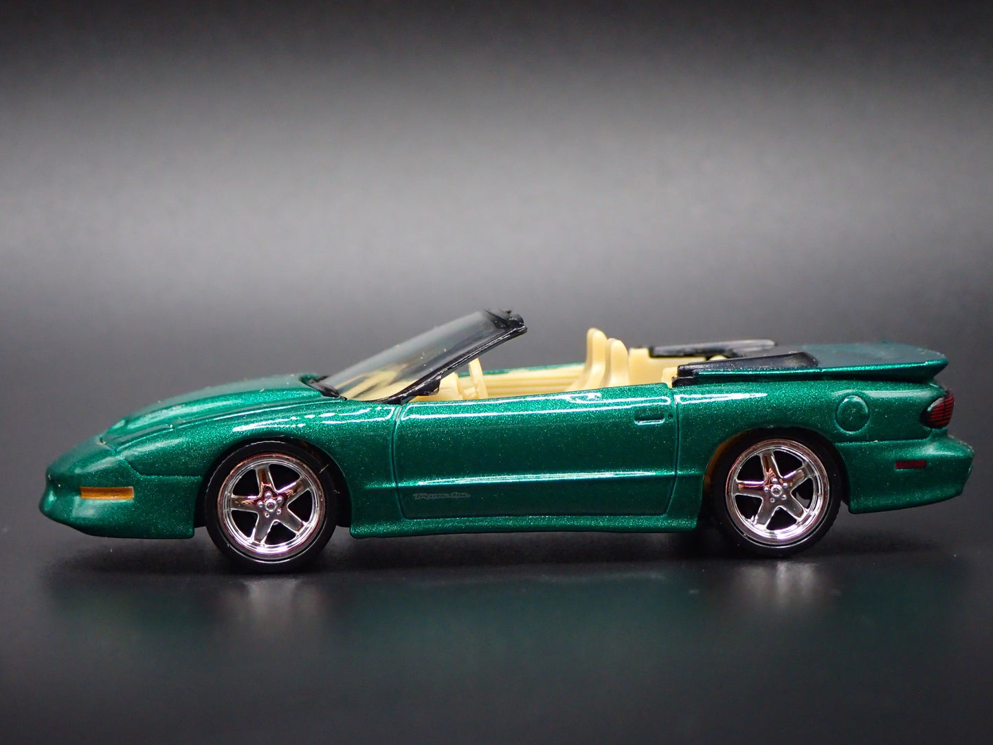 1997 97 PONTIAC FIREBIRD TA CONVERTIBLE 1:64 SCALE DIORAMA DIECAST MODEL CAR