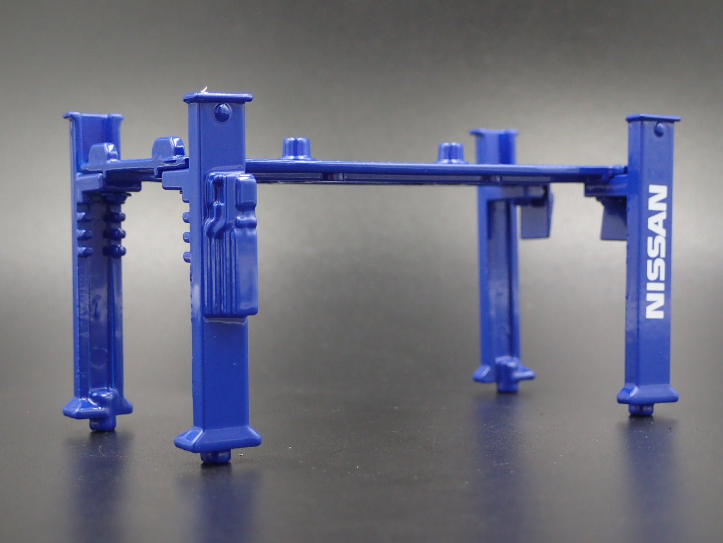 NISSAN 1:64 SCALE AUTO SHOP MECHANIC GARAGE 4 POST CAR LIFT DIORAMA DIECAST PROP