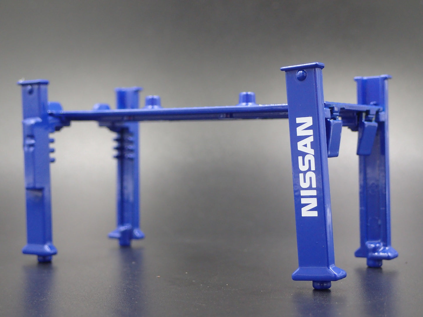 NISSAN 1:64 SCALE AUTO SHOP MECHANIC GARAGE 4 POST CAR LIFT DIORAMA DIECAST PROP