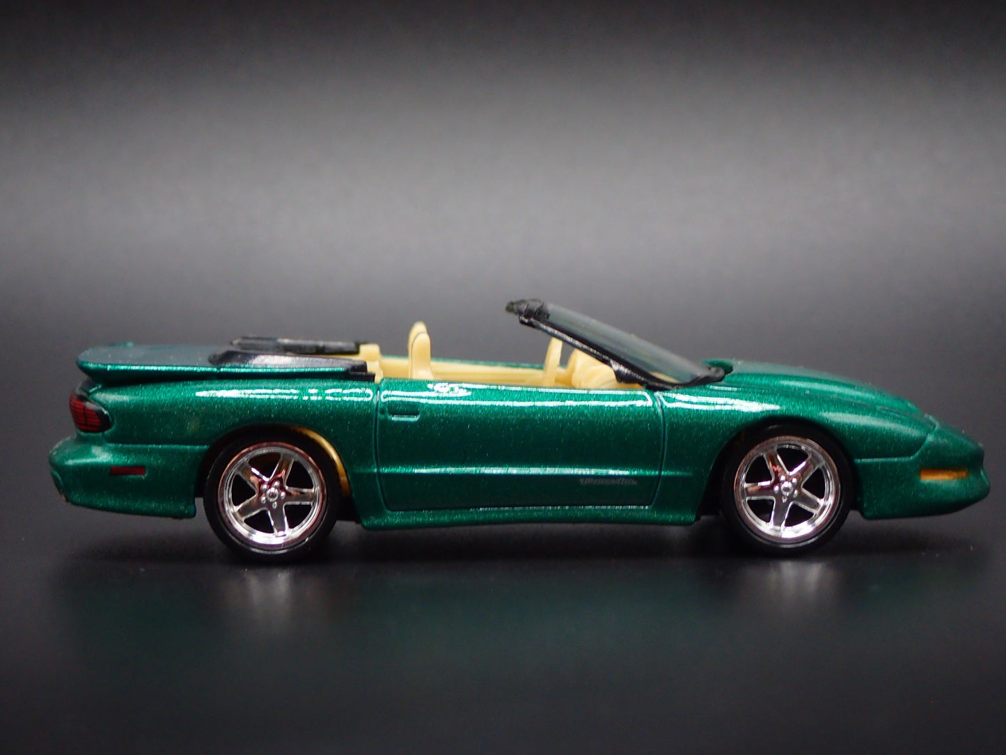 1997 97 PONTIAC FIREBIRD TA CONVERTIBLE 1:64 SCALE DIORAMA DIECAST MODEL CAR