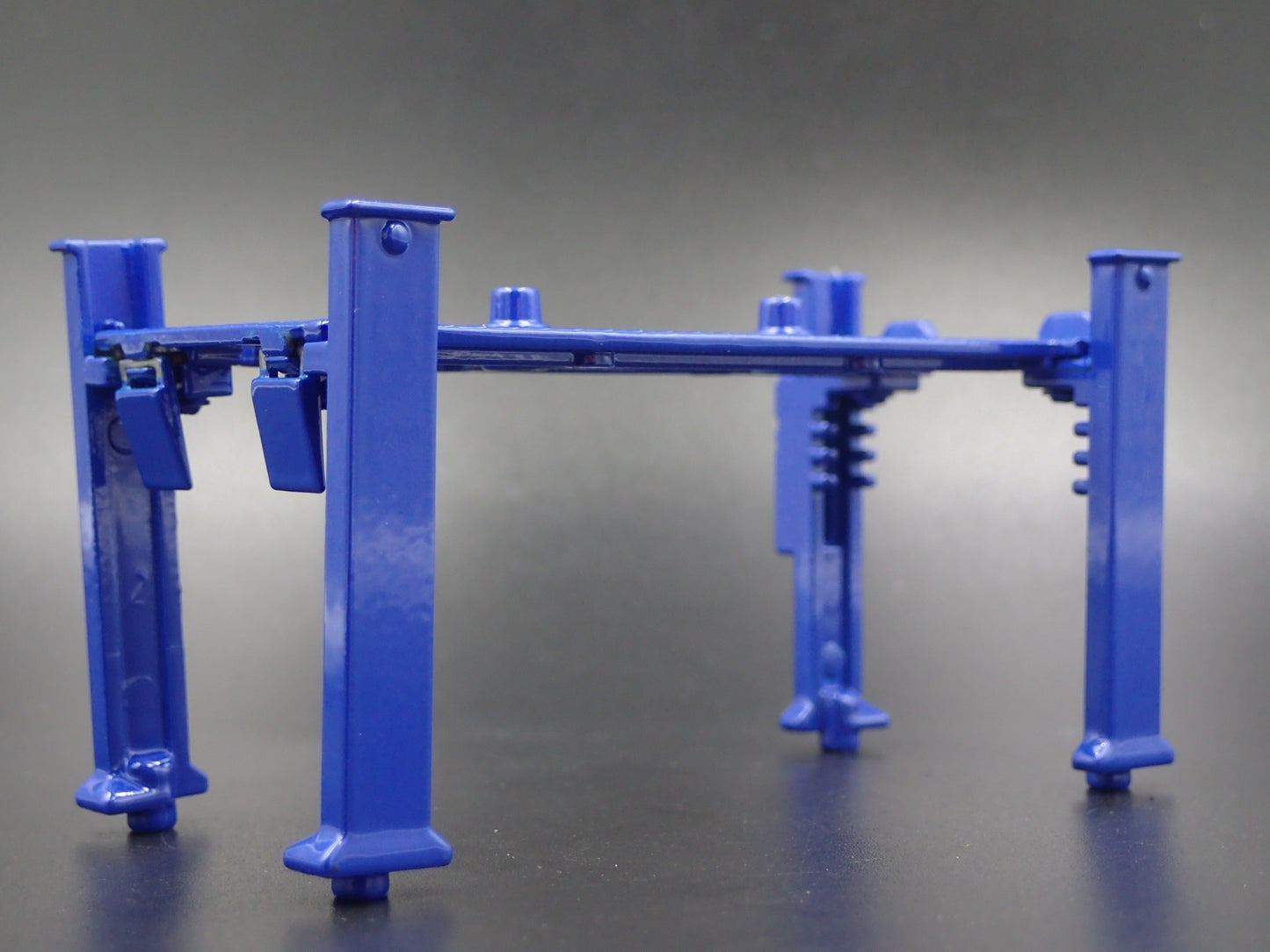 NISSAN 1:64 SCALE AUTO SHOP MECHANIC GARAGE 4 POST CAR LIFT DIORAMA DIECAST PROP