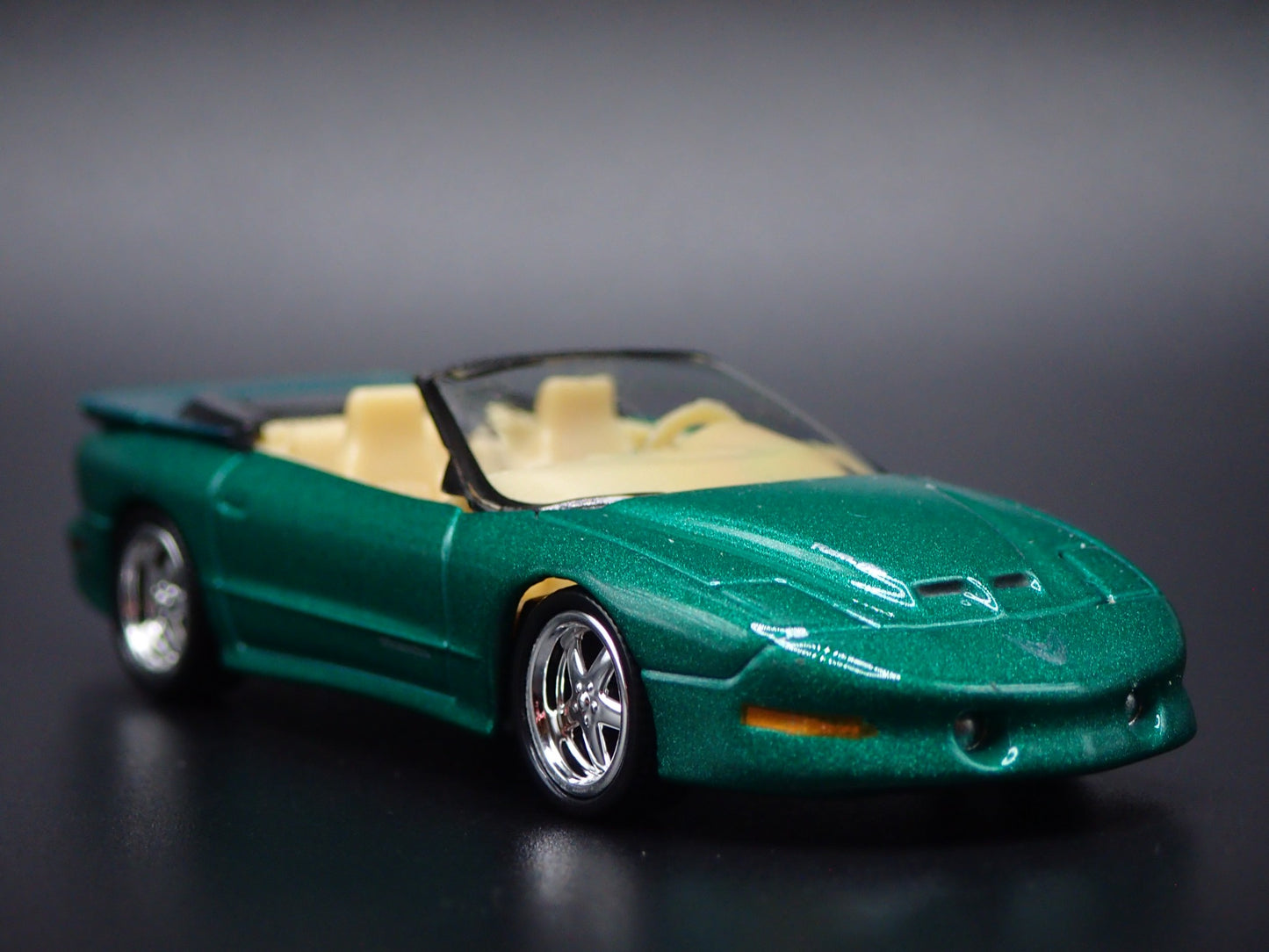 1997 97 PONTIAC FIREBIRD TA CONVERTIBLE 1:64 SCALE DIORAMA DIECAST MODEL CAR
