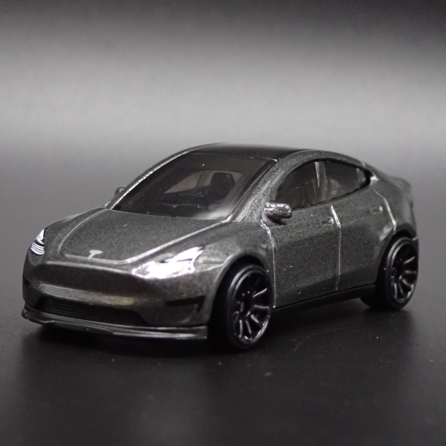 2020-2025 TESLA MODEL Y SUV 1:64 SCALE COLLECTIBLE DIORAMA DIECAST MODEL CAR