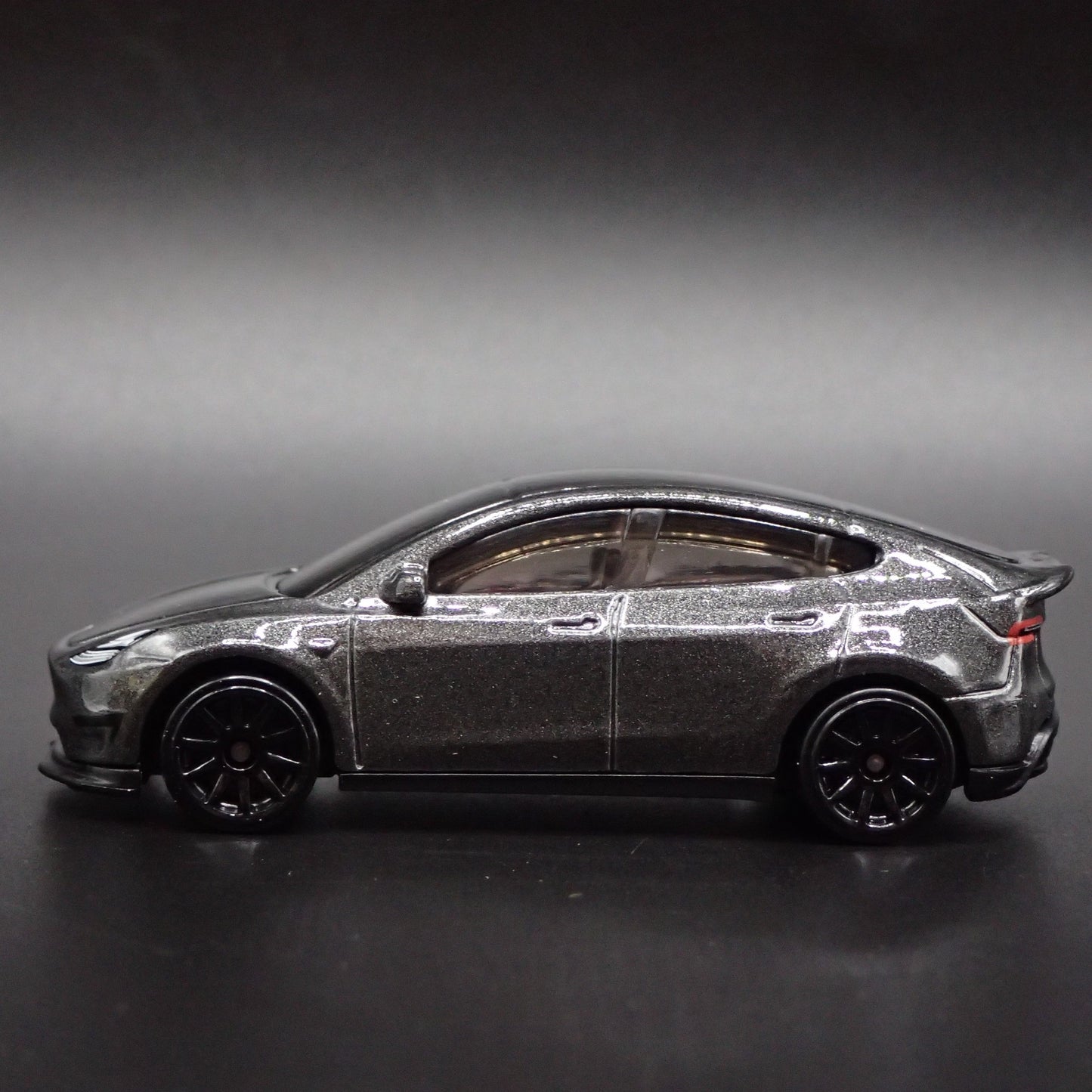 2020-2025 TESLA MODEL Y SUV 1:64 SCALE COLLECTIBLE DIORAMA DIECAST MODEL CAR