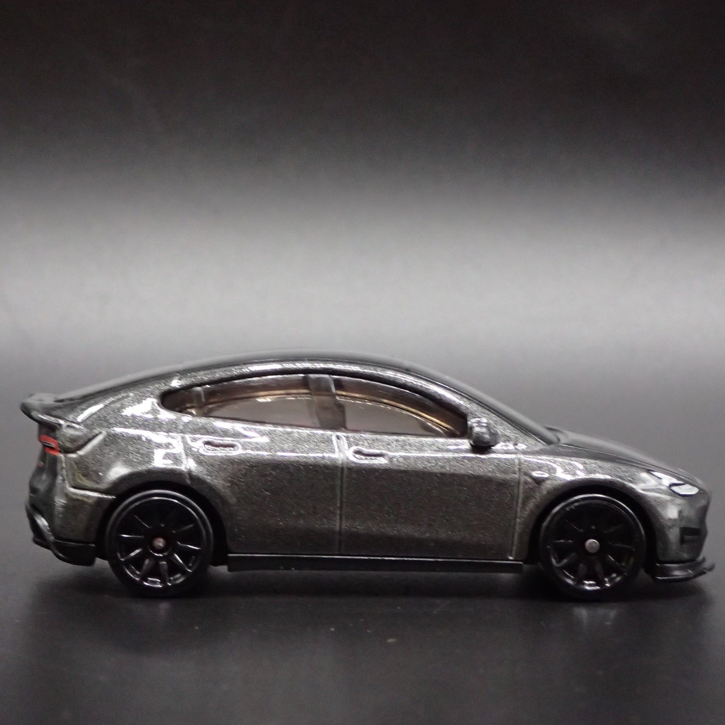 2020-2025 TESLA MODEL Y SUV 1:64 SCALE COLLECTIBLE DIORAMA DIECAST MODEL CAR