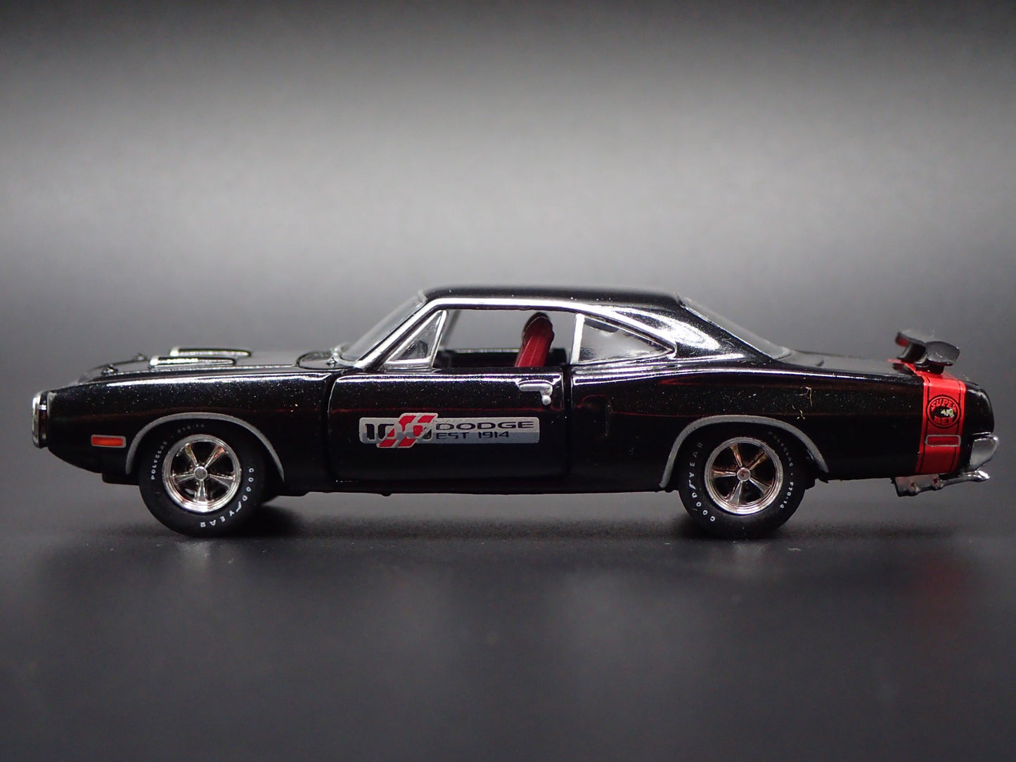 1970 70 DODGE SUPER BEE HEMI BLACK RARE 1/64 SCALE DIORAMA DIECAST MODEL CAR
