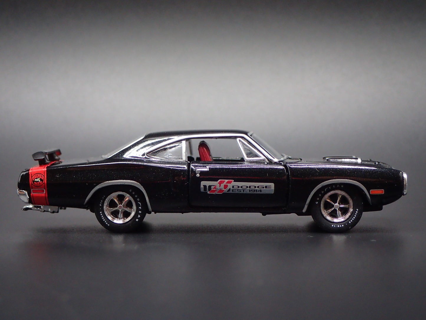 1970 70 DODGE SUPER BEE HEMI BLACK RARE 1/64 SCALE DIORAMA DIECAST MODEL CAR