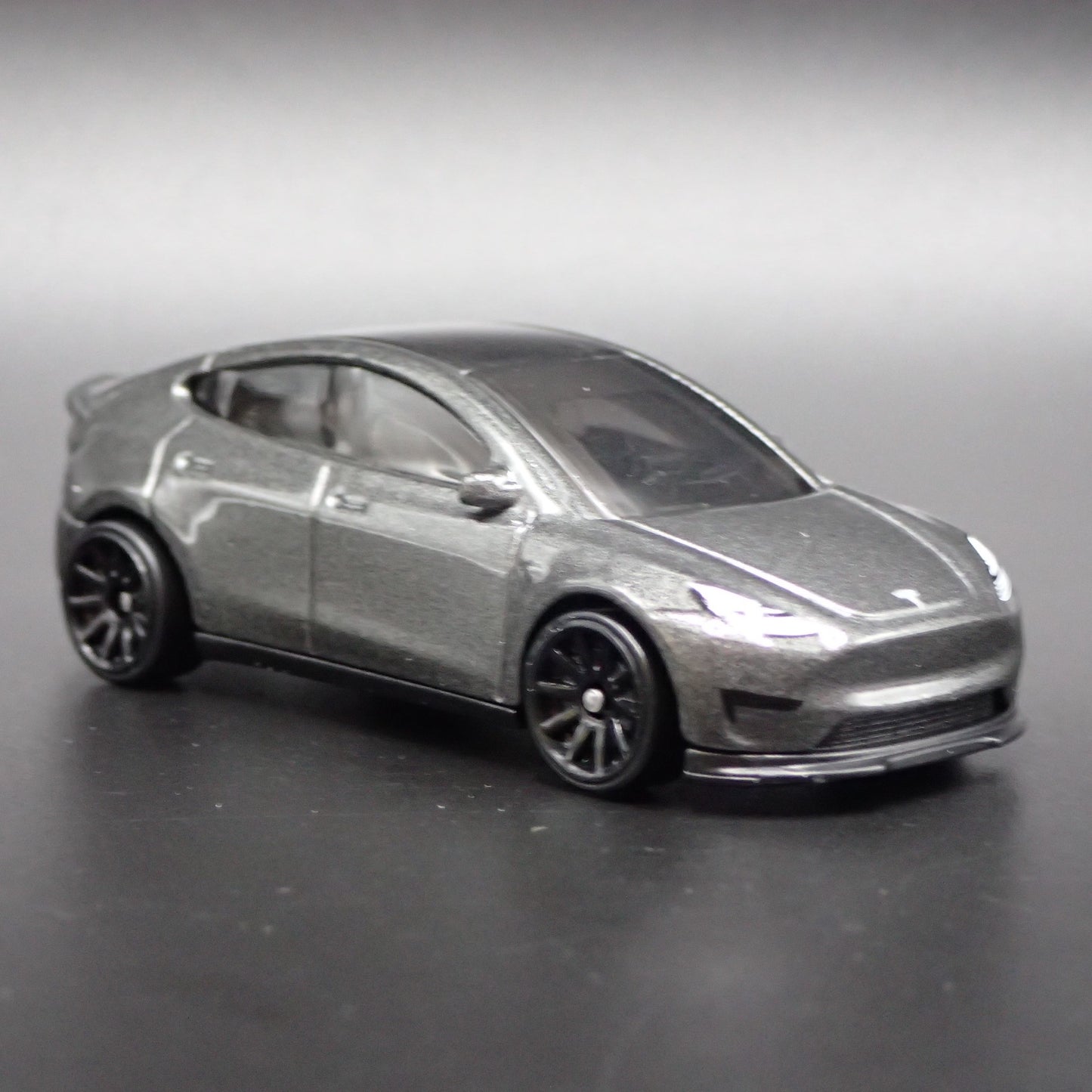 2020-2025 TESLA MODEL Y SUV 1:64 SCALE COLLECTIBLE DIORAMA DIECAST MODEL CAR