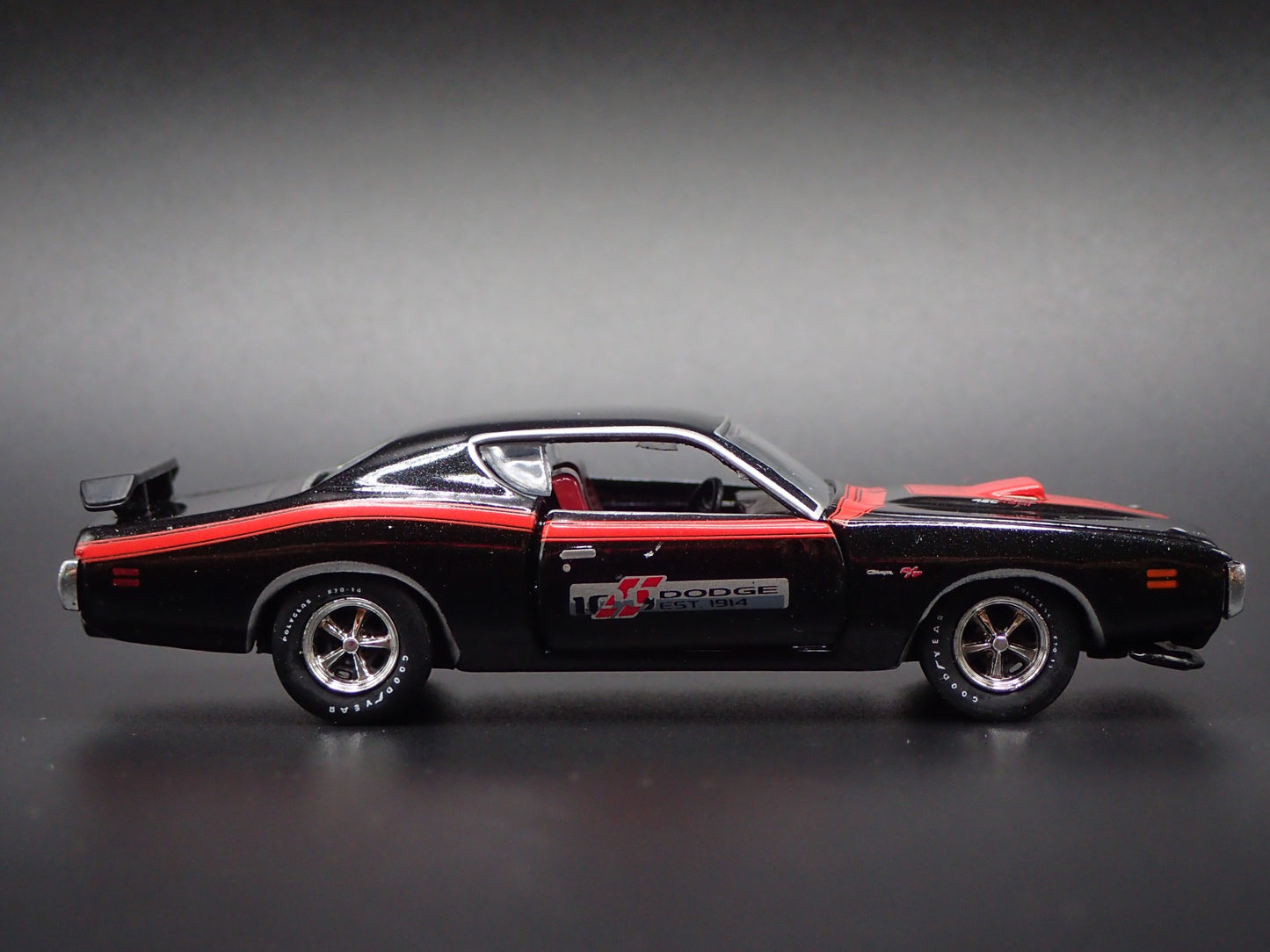 1971 71 DODGE CHARGER R/T HEMI BLACK RARE 1/64 SCALE DIORAMA DIECAST MODEL CAR