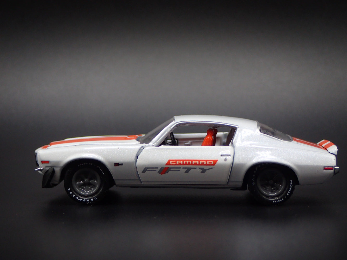 1970 70 CHEVY CHEVROLET CAMARO Z/28 RS WHT 1:64 SCALE DIORAMA DIECAST MODEL CAR