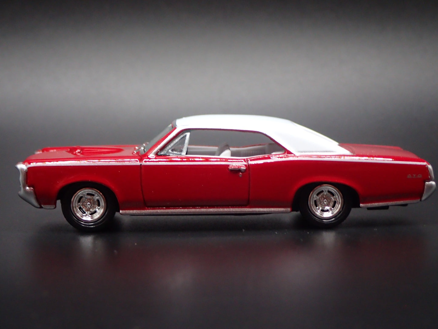 1966 66 PONTIAC GTO MUSCLE CAR 1/64 SCALE COLLECTIBLE DIORAMA DIECAST MODEL CAR